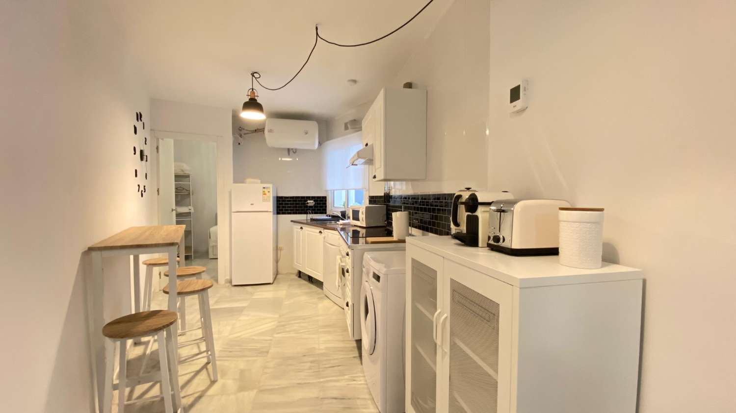 DEMI-SAISON. BEL APPARTEMENT À LOUER DU 15.10.25-30.6.26 DANS LE CENTRE DU VILLAGE DE MIJAS