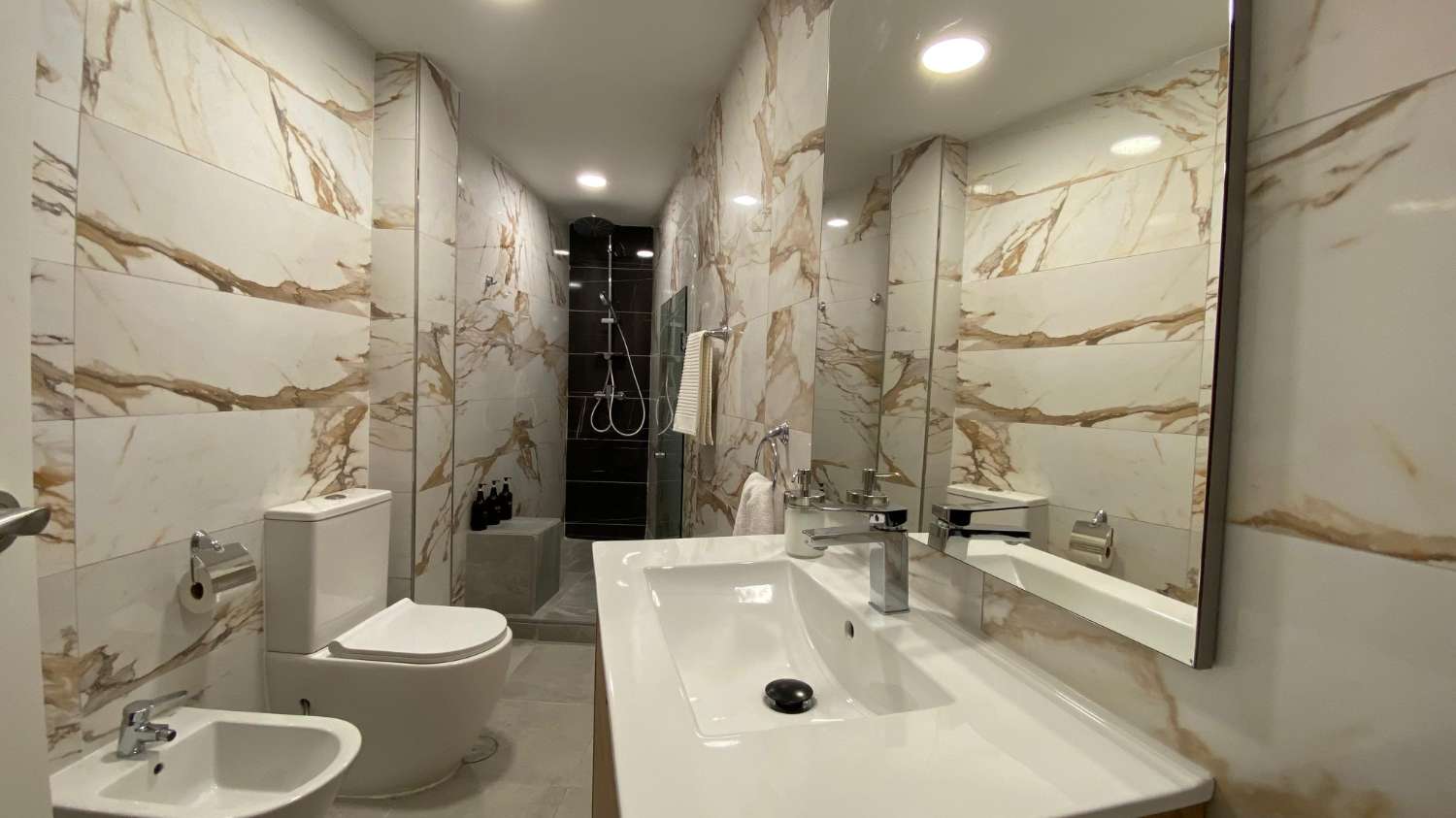 DEMI-SAISON. BEL APPARTEMENT À LOUER DU 15.10.25-30.6.26 DANS LE CENTRE DU VILLAGE DE MIJAS