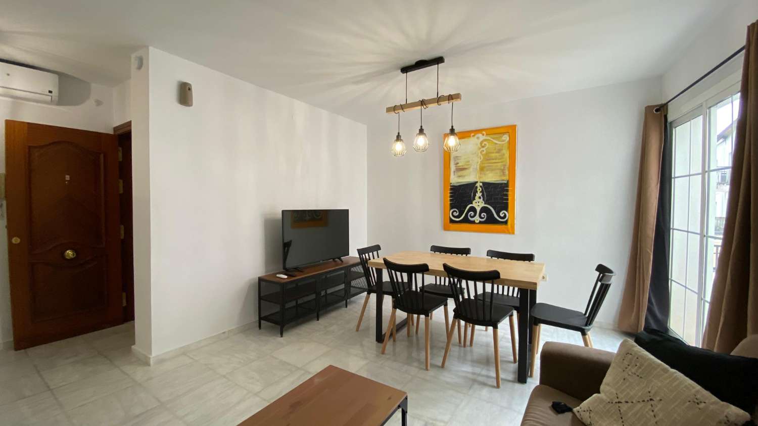DEMI-SAISON. BEL APPARTEMENT À LOUER DU 15.10.25-30.6.26 DANS LE CENTRE DU VILLAGE DE MIJAS