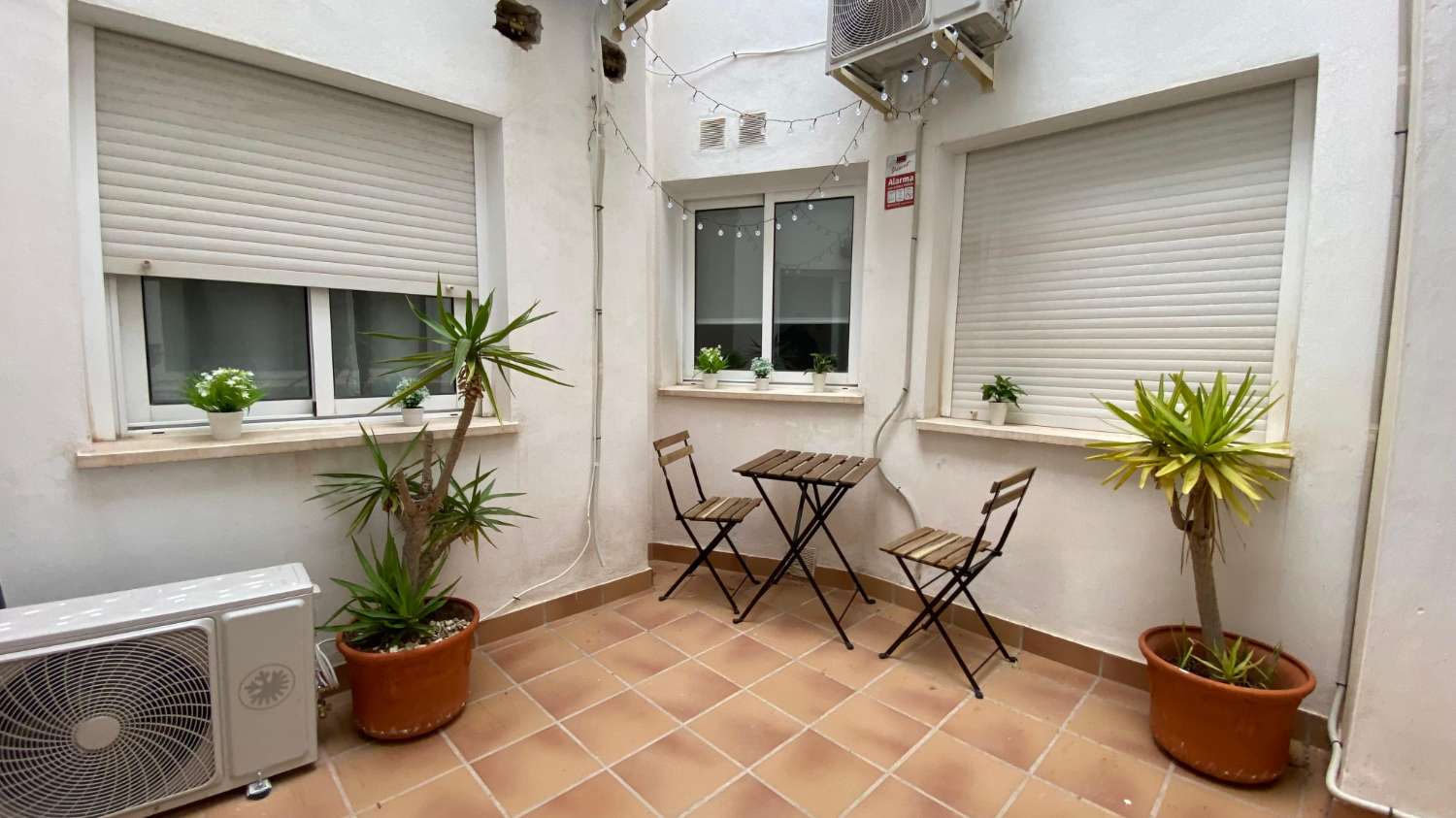 DEMI-SAISON. BEL APPARTEMENT À LOUER DU 15.10.25-30.6.26 DANS LE CENTRE DU VILLAGE DE MIJAS