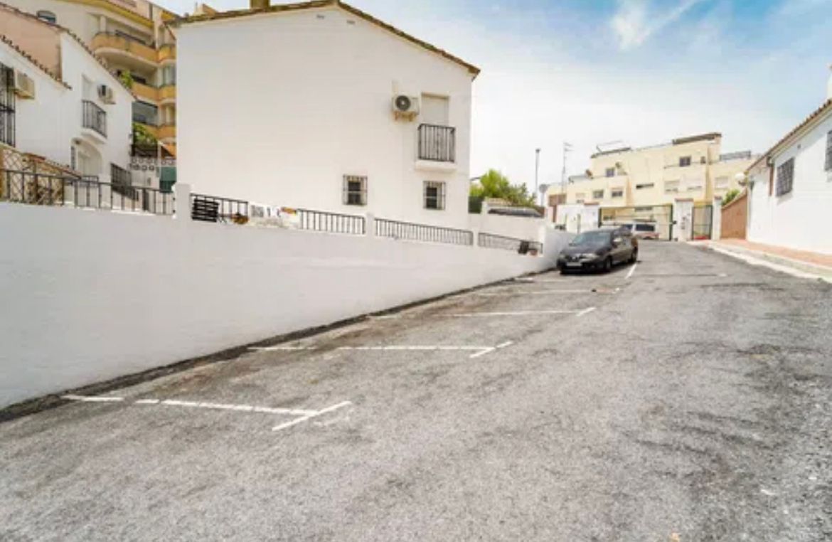 BELLE VILLA JUMELÉE À VENDRE PRÈS DE LA PLAGE À BENALMADENA