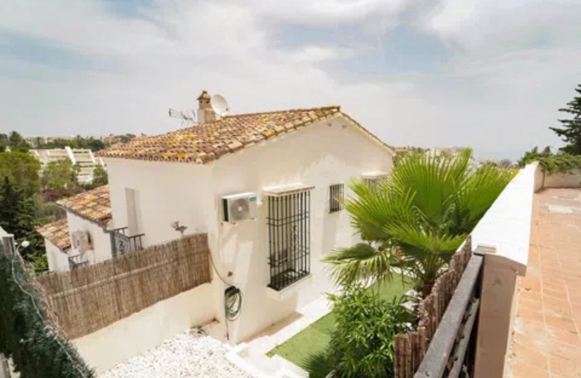 BELLE VILLA JUMELÉE À VENDRE PRÈS DE LA PLAGE À BENALMADENA