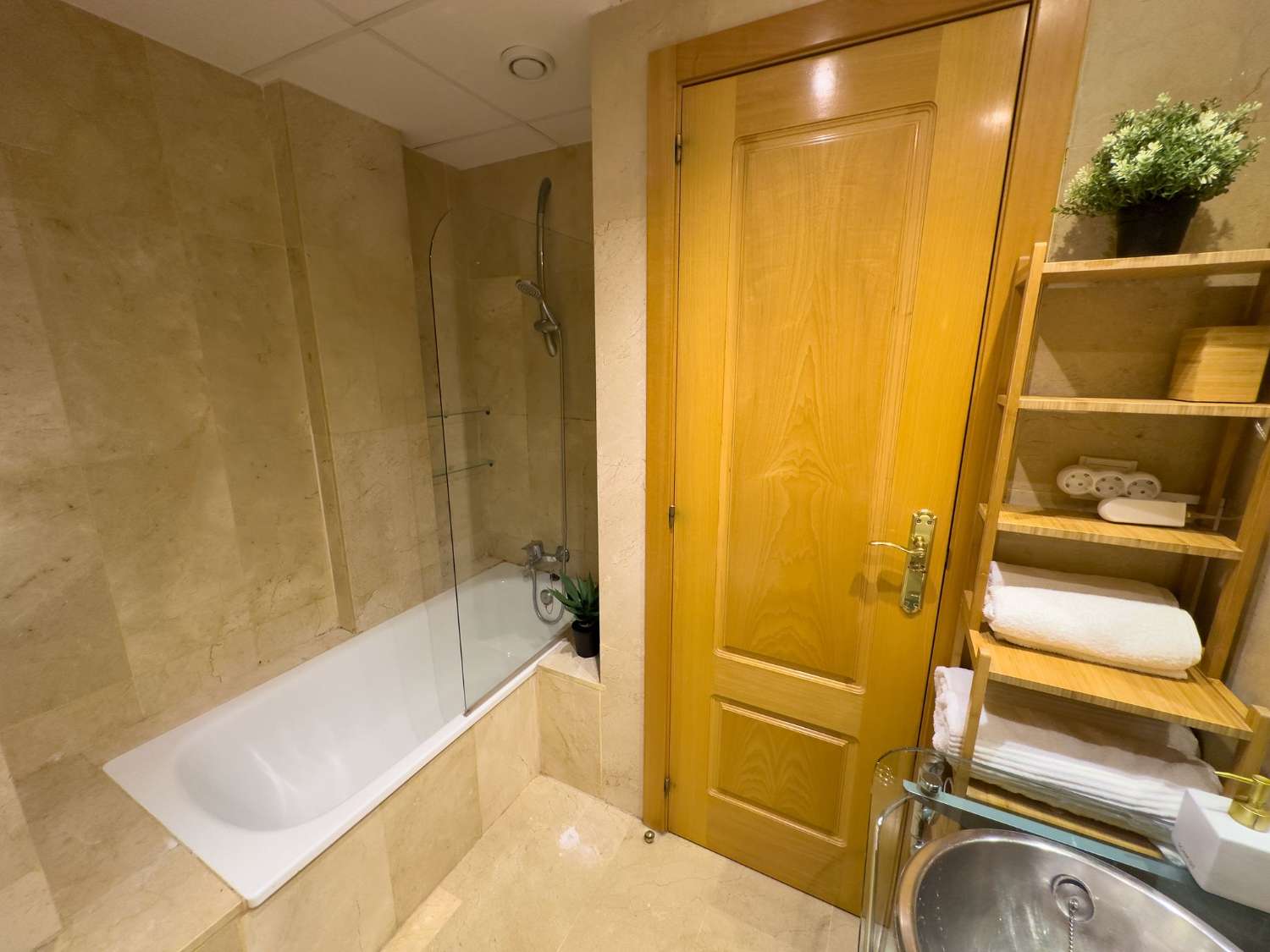 DEMI-SAISON. A LOUER DU 1.12.25-30.6.26 JOLI DUPLEX PRÈS DE LA PLAGE À BENALMADENA