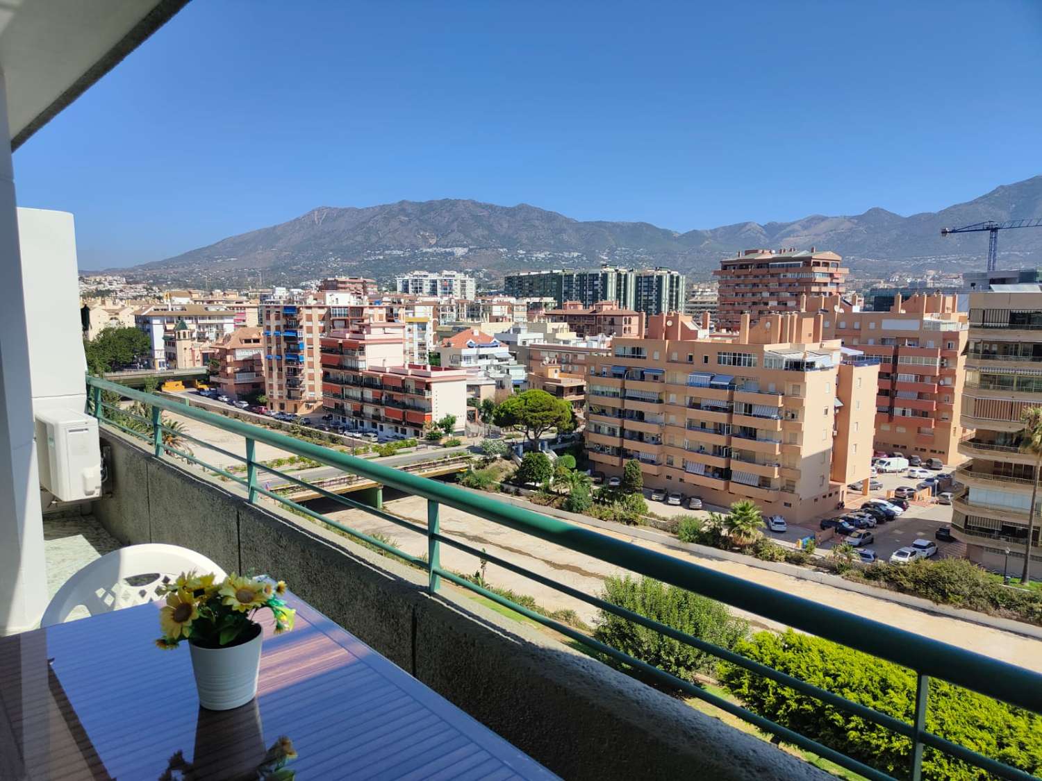 DEMI-SAISON. LOUÉ DU 1.10.25-30.5.26 BEL APPARTEMENT SUR LA 1ÈRE LIGNE DE LA PLAGE AVEC VUE SUR LA MER À FUENGIROLA