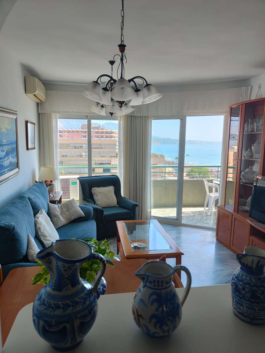 DEMI-SAISON. LOUÉ DU 1.10.25-30.5.26 BEL APPARTEMENT SUR LA 1ÈRE LIGNE DE LA PLAGE AVEC VUE SUR LA MER À FUENGIROLA