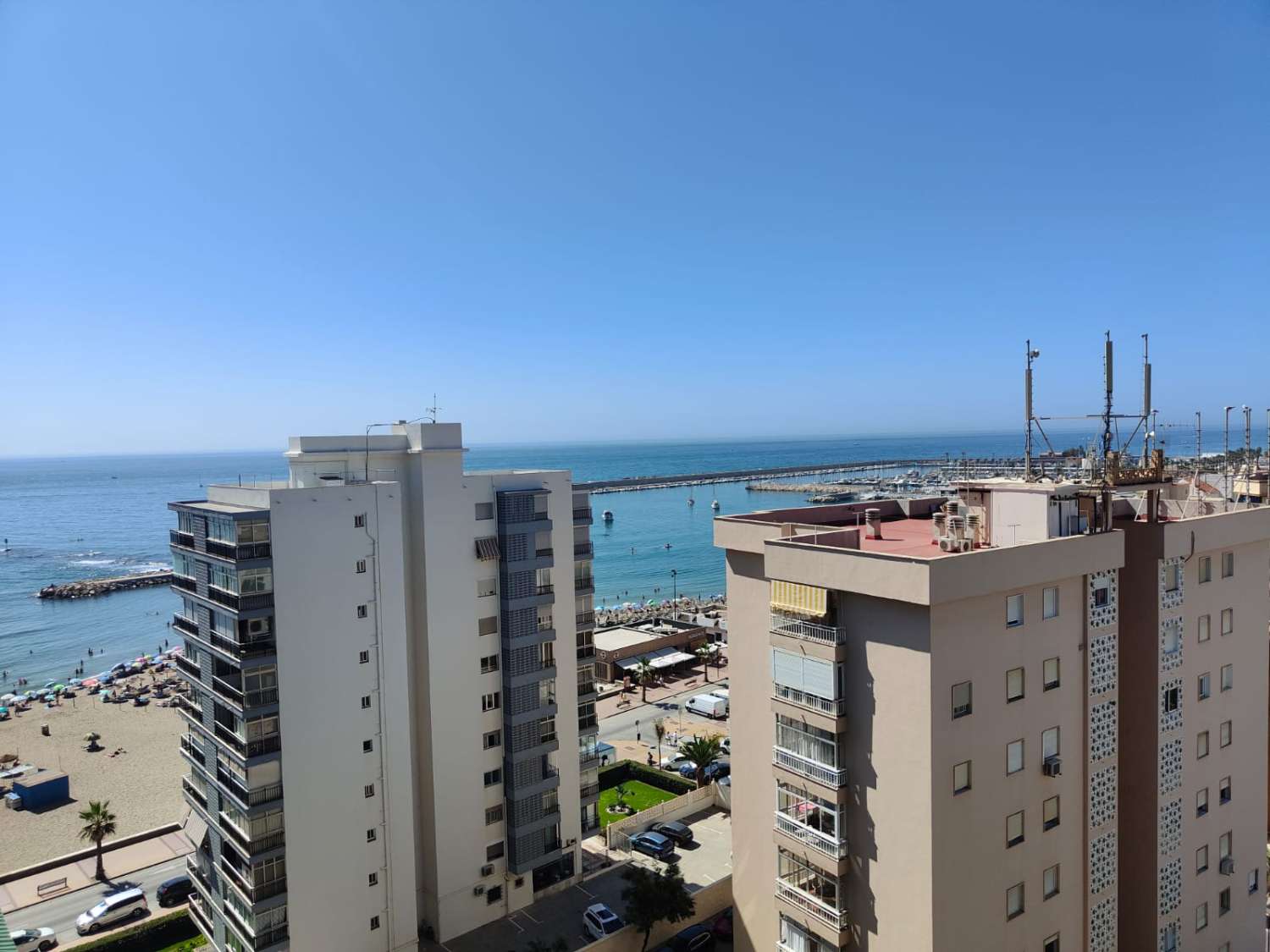 DEMI-SAISON. LOUÉ DU 1.10.25-30.5.26 BEL APPARTEMENT SUR LA 1ÈRE LIGNE DE LA PLAGE AVEC VUE SUR LA MER À FUENGIROLA