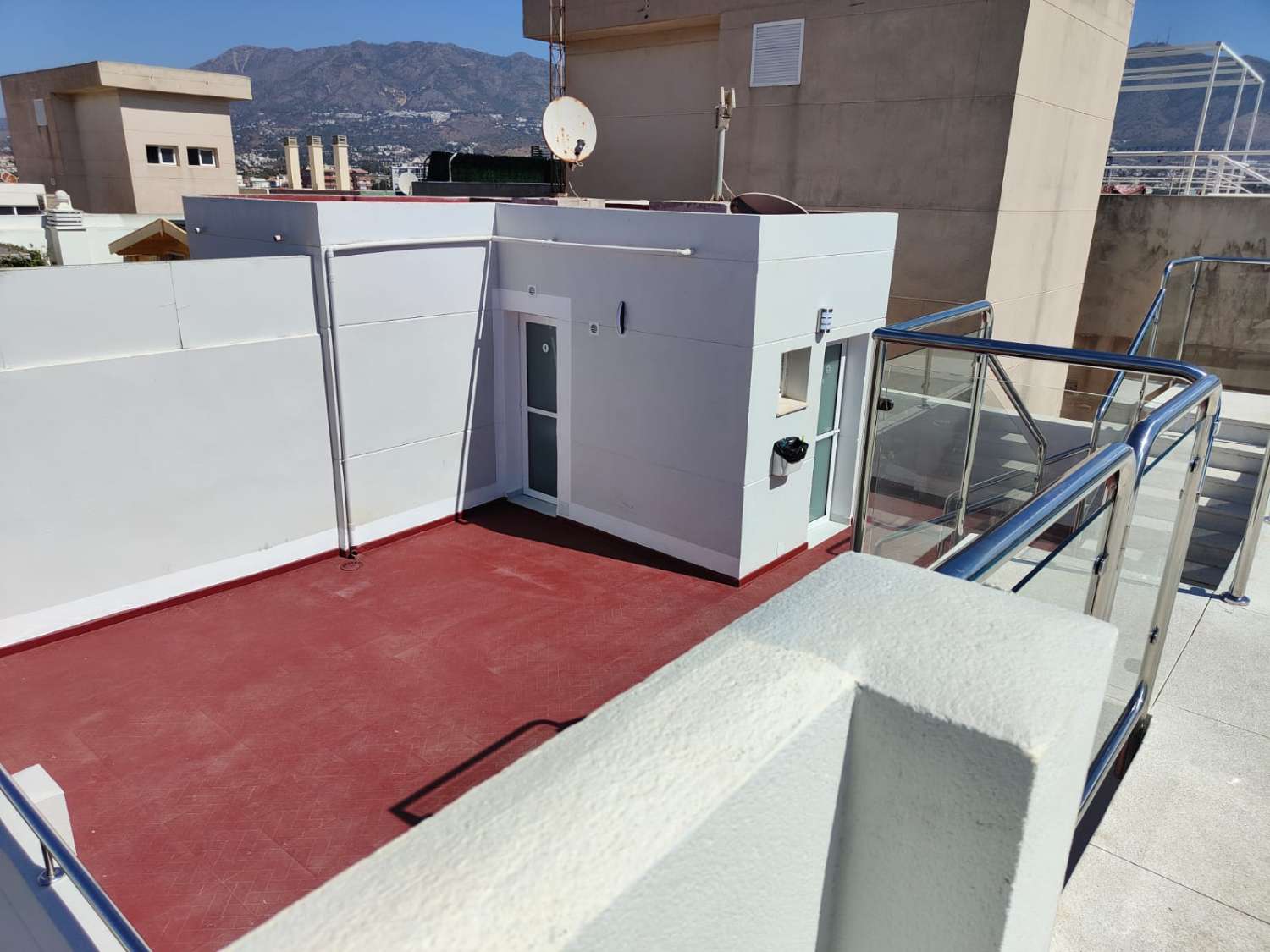 DEMI-SAISON. LOUÉ DU 1.10.25-30.5.26 BEL APPARTEMENT SUR LA 1ÈRE LIGNE DE LA PLAGE AVEC VUE SUR LA MER À FUENGIROLA