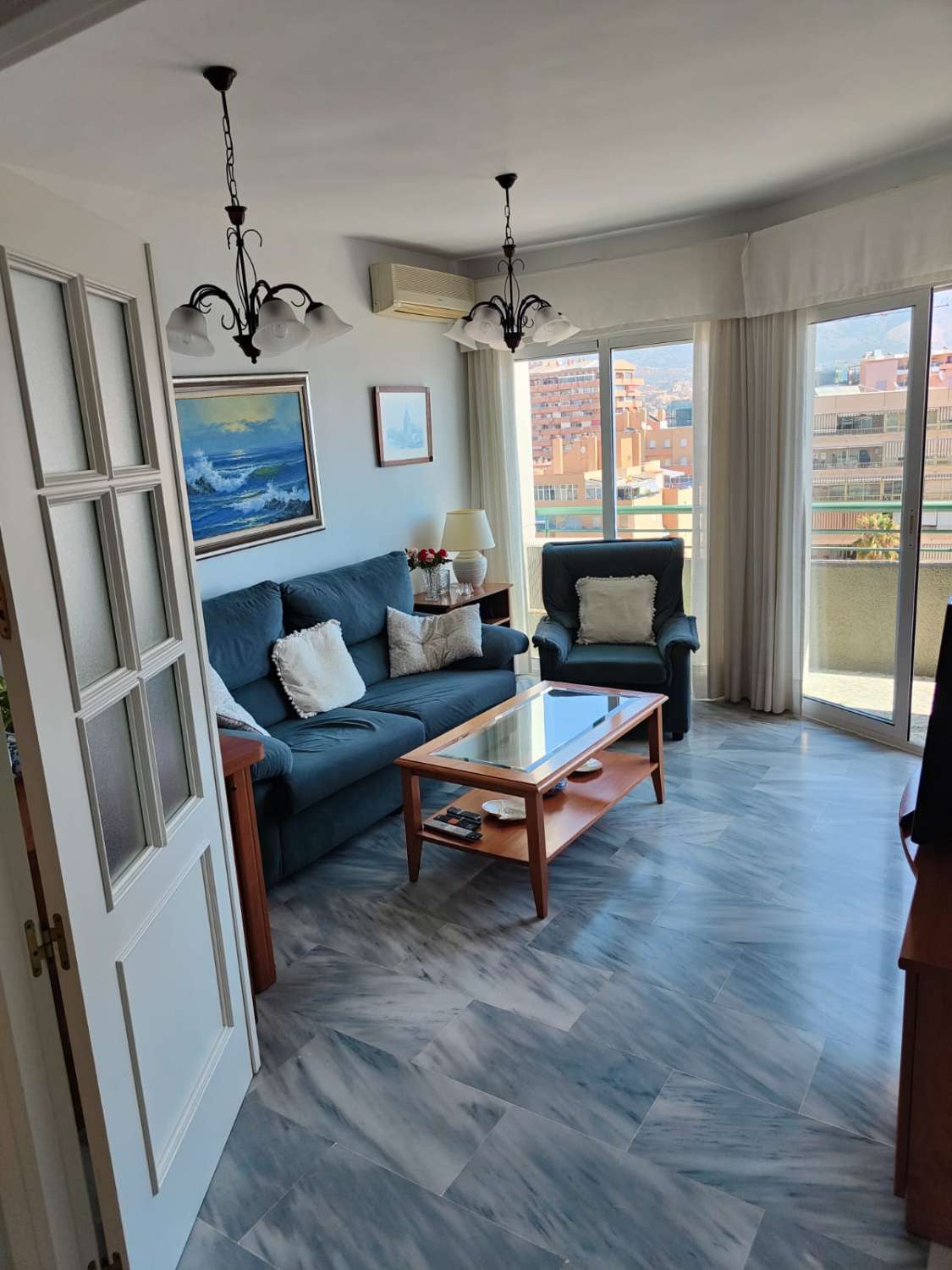 DEMI-SAISON. LOUÉ DU 1.10.25-30.5.26 BEL APPARTEMENT SUR LA 1ÈRE LIGNE DE LA PLAGE AVEC VUE SUR LA MER À FUENGIROLA