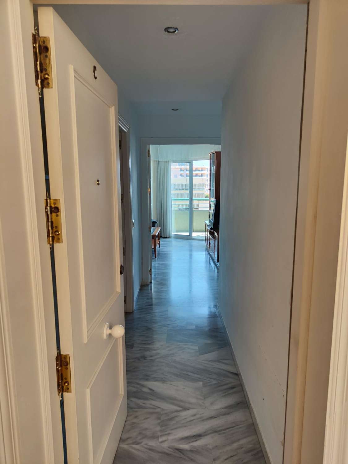 DEMI-SAISON. LOUÉ DU 1.10.25-30.5.26 BEL APPARTEMENT SUR LA 1ÈRE LIGNE DE LA PLAGE AVEC VUE SUR LA MER À FUENGIROLA