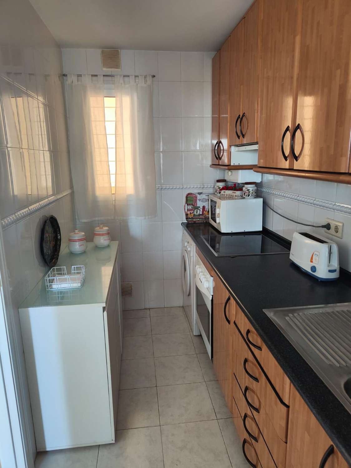 DEMI-SAISON. LOUÉ DU 1.10.25-30.5.26 BEL APPARTEMENT SUR LA 1ÈRE LIGNE DE LA PLAGE AVEC VUE SUR LA MER À FUENGIROLA