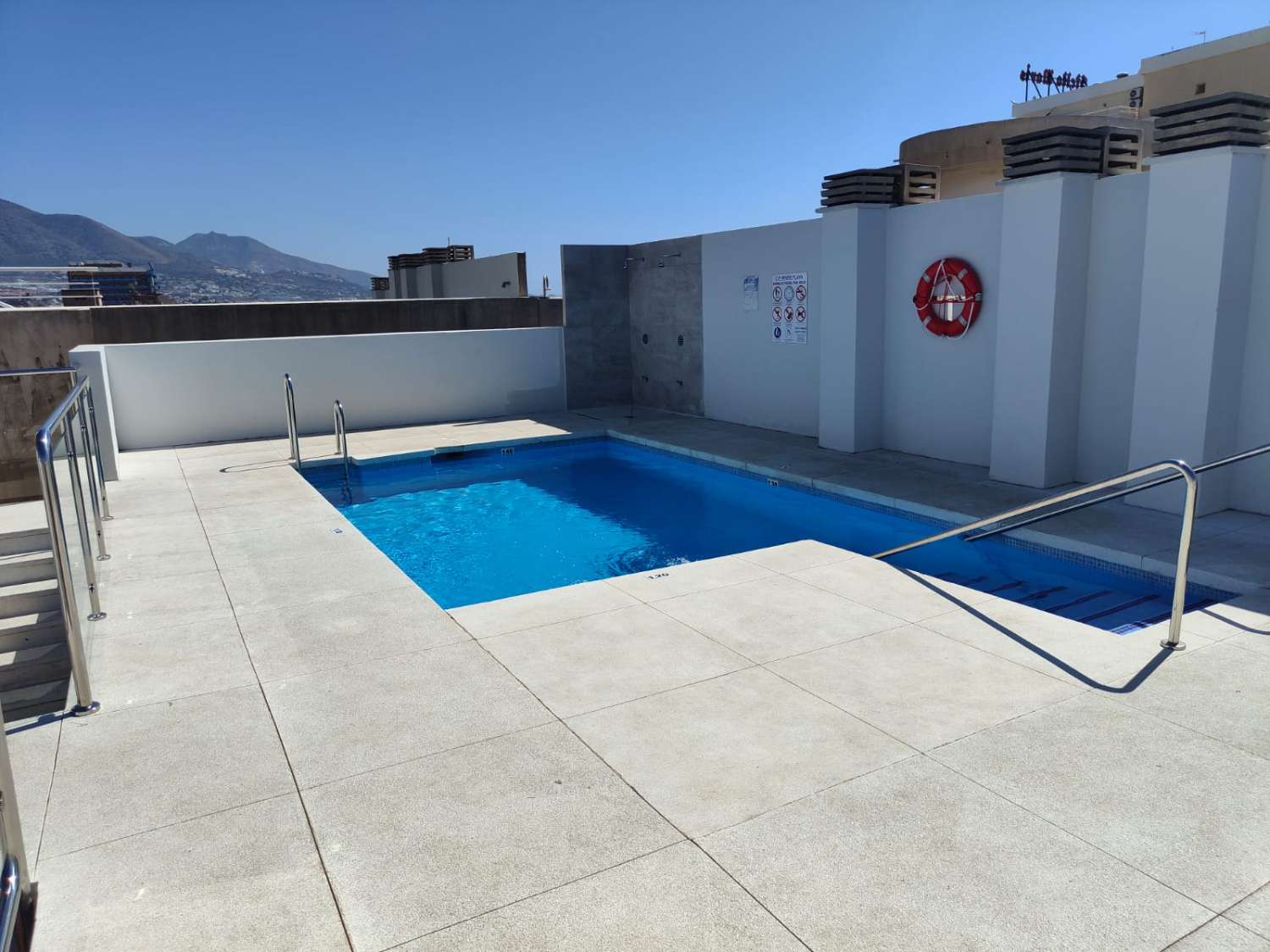 DEMI-SAISON. LOUÉ DU 1.10.25-30.5.26 BEL APPARTEMENT SUR LA 1ÈRE LIGNE DE LA PLAGE AVEC VUE SUR LA MER À FUENGIROLA