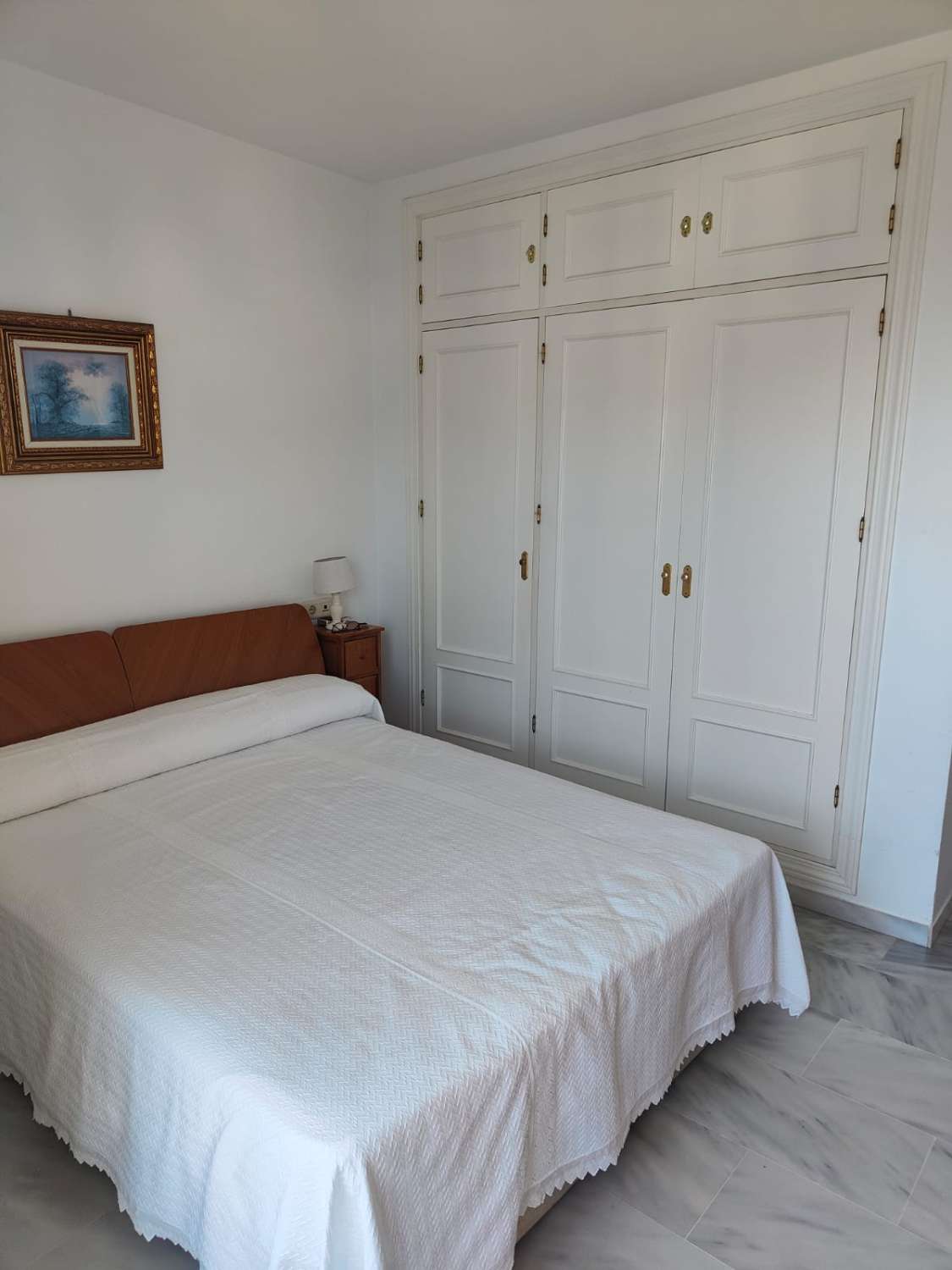 DEMI-SAISON. LOUÉ DU 1.10.25-30.5.26 BEL APPARTEMENT SUR LA 1ÈRE LIGNE DE LA PLAGE AVEC VUE SUR LA MER À FUENGIROLA
