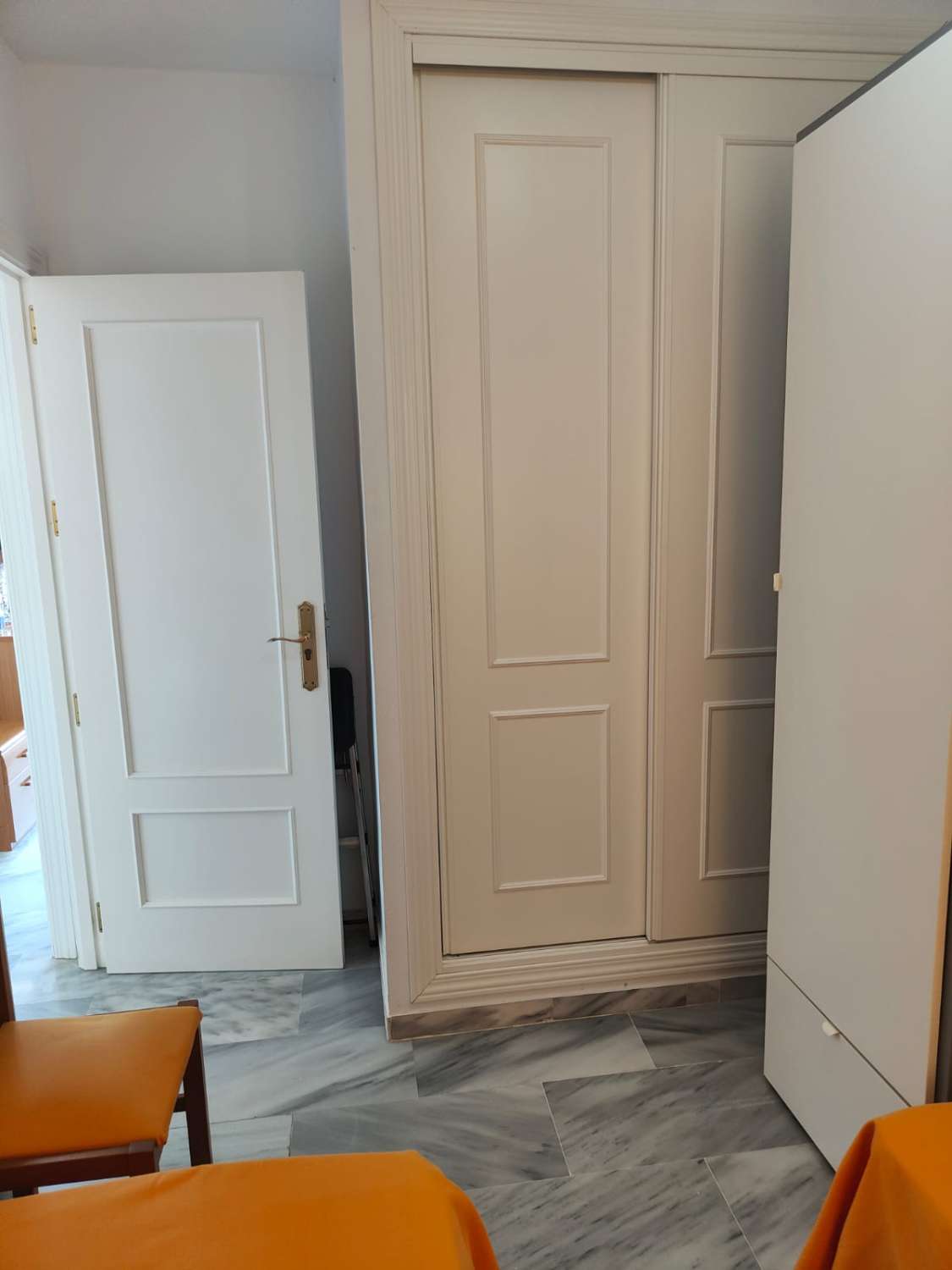 DEMI-SAISON. LOUÉ DU 1.10.25-30.5.26 BEL APPARTEMENT SUR LA 1ÈRE LIGNE DE LA PLAGE AVEC VUE SUR LA MER À FUENGIROLA