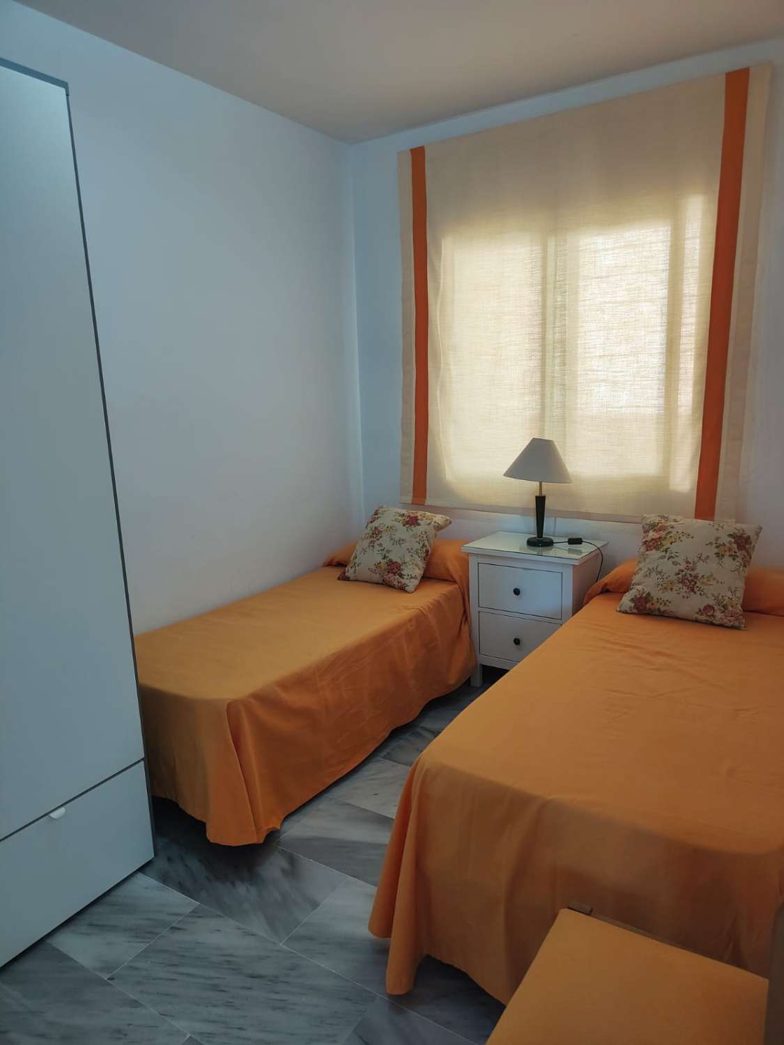 DEMI-SAISON. LOUÉ DU 1.10.25-30.5.26 BEL APPARTEMENT SUR LA 1ÈRE LIGNE DE LA PLAGE AVEC VUE SUR LA MER À FUENGIROLA