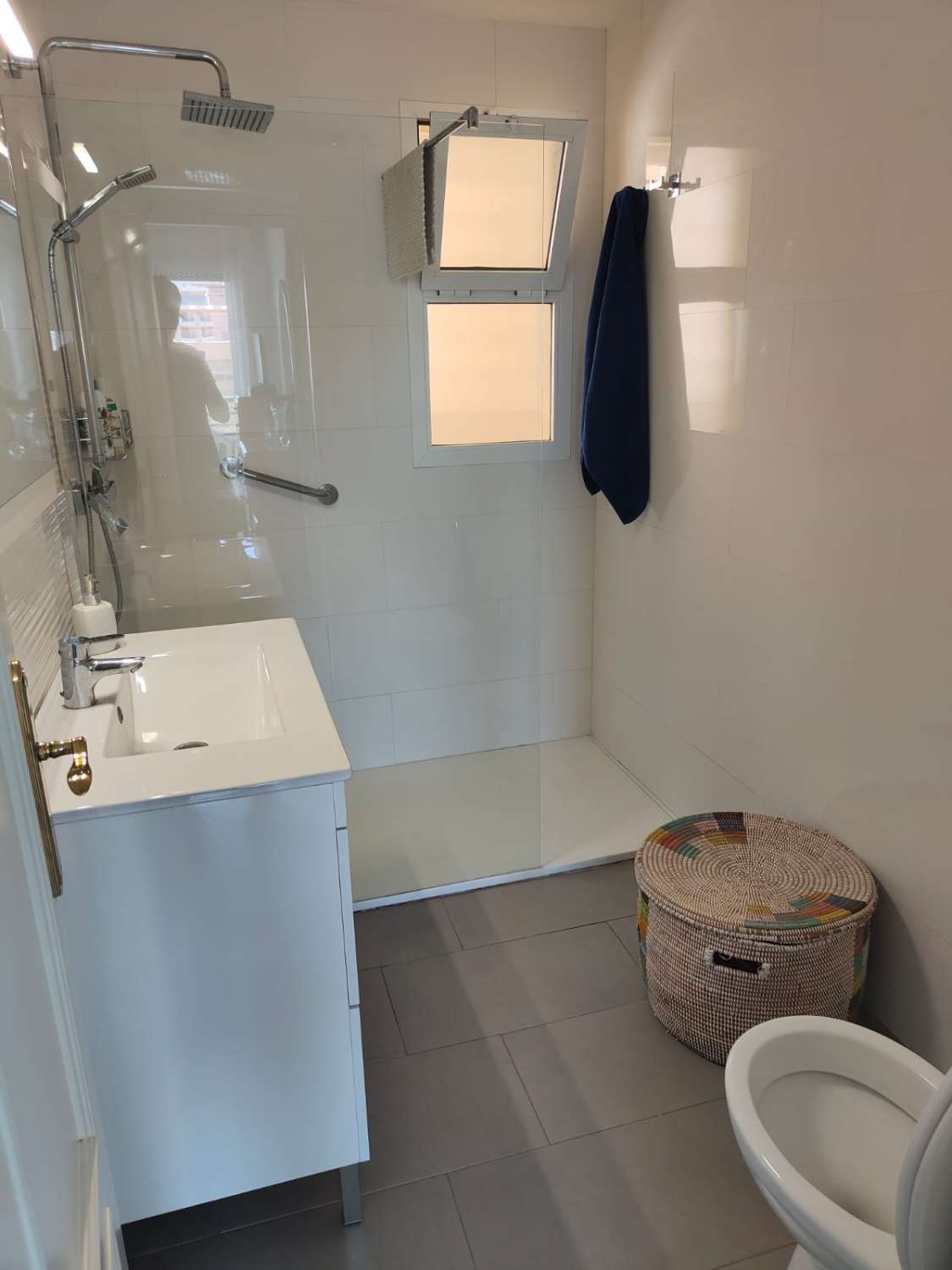 DEMI-SAISON. LOUÉ DU 1.10.25-30.5.26 BEL APPARTEMENT SUR LA 1ÈRE LIGNE DE LA PLAGE AVEC VUE SUR LA MER À FUENGIROLA