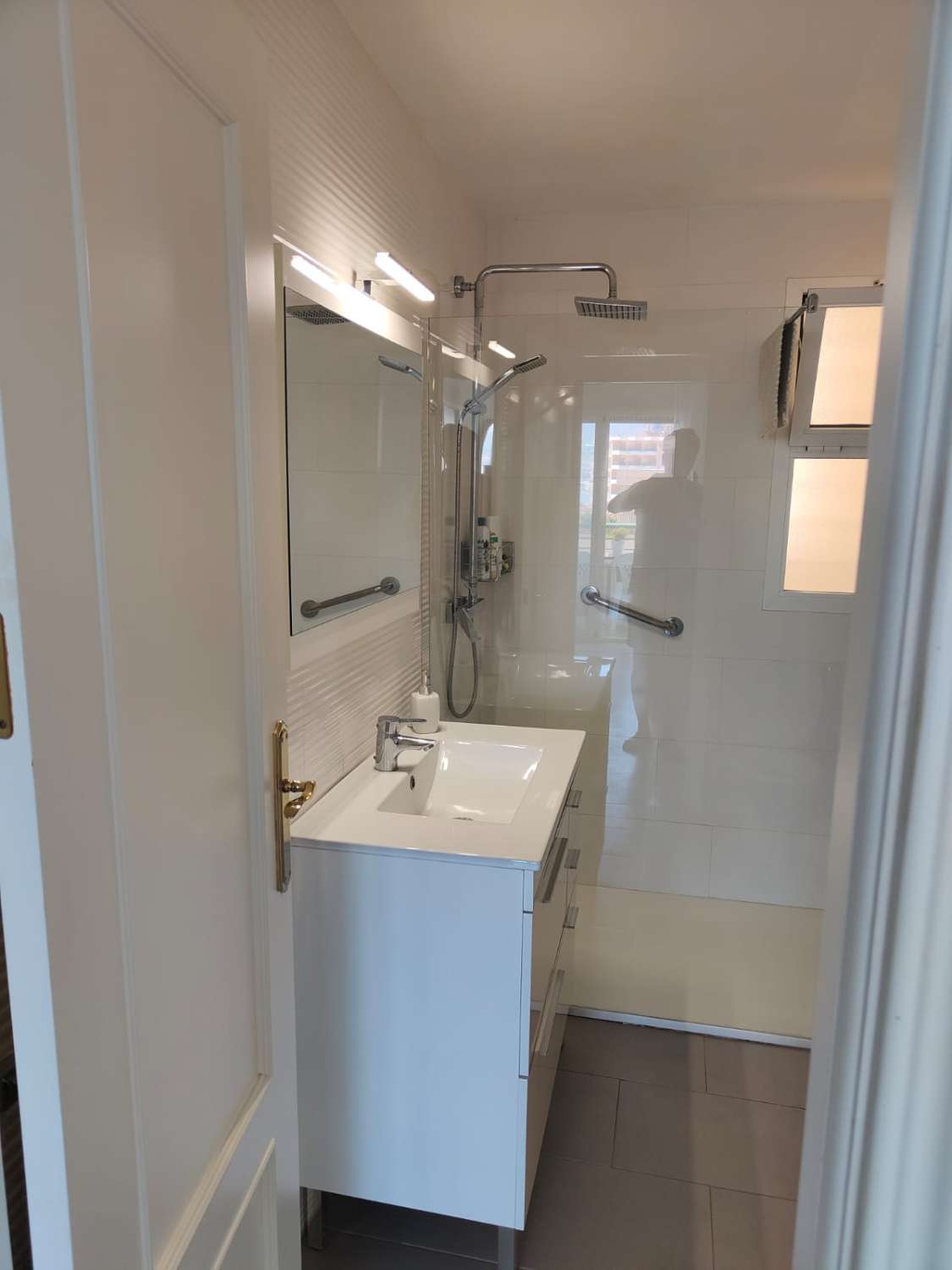 DEMI-SAISON. LOUÉ DU 1.10.25-30.5.26 BEL APPARTEMENT SUR LA 1ÈRE LIGNE DE LA PLAGE AVEC VUE SUR LA MER À FUENGIROLA