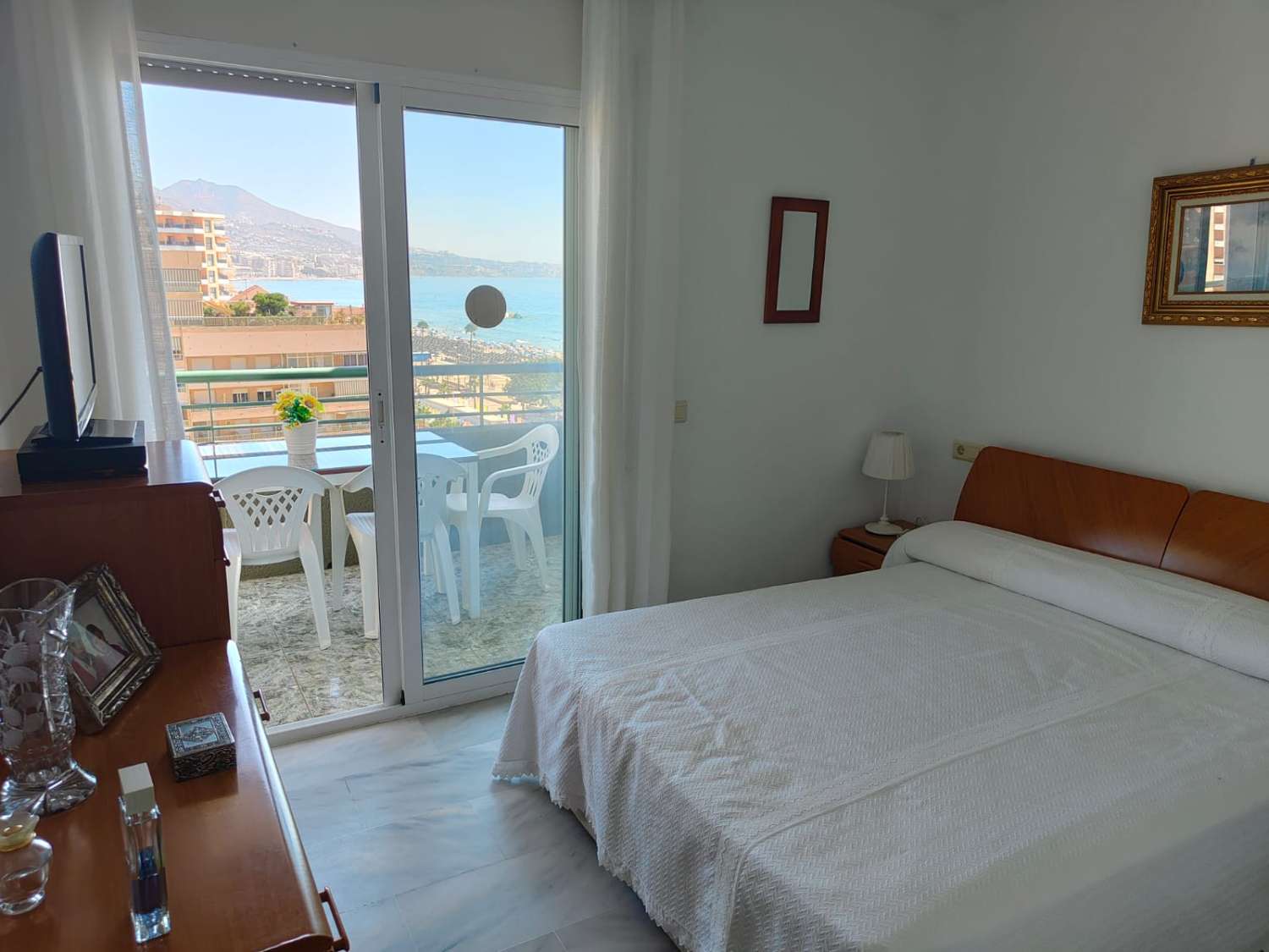 DEMI-SAISON. LOUÉ DU 1.10.25-30.5.26 BEL APPARTEMENT SUR LA 1ÈRE LIGNE DE LA PLAGE AVEC VUE SUR LA MER À FUENGIROLA