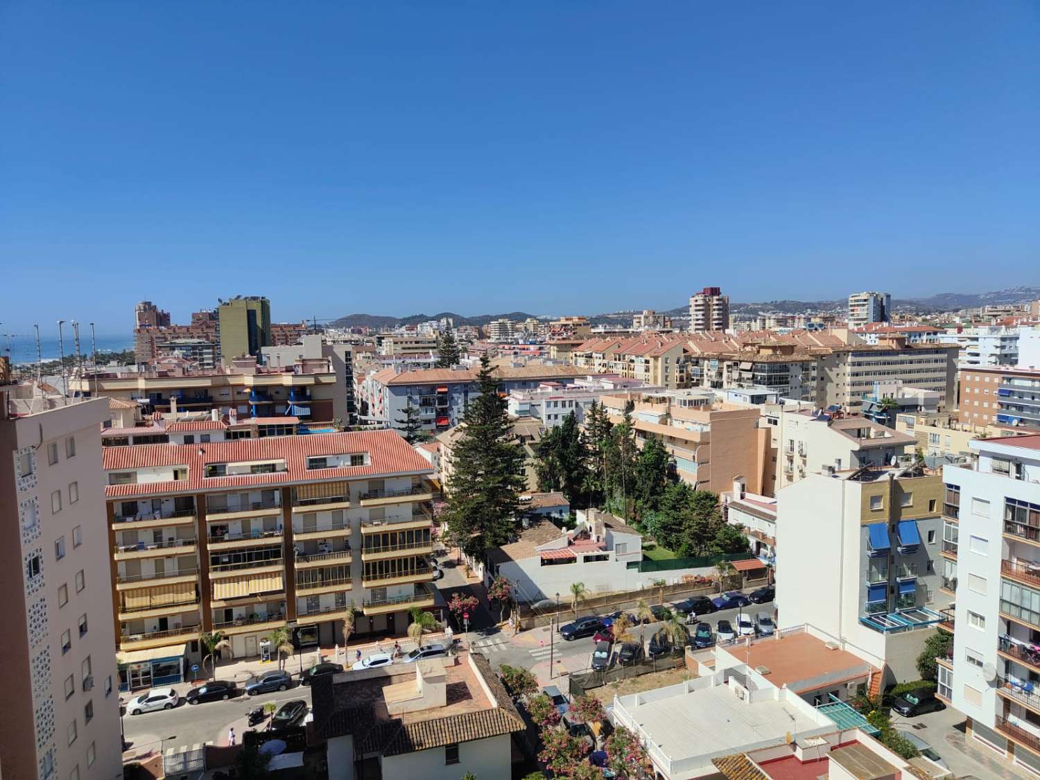 DEMI-SAISON. LOUÉ DU 1.10.25-30.5.26 BEL APPARTEMENT SUR LA 1ÈRE LIGNE DE LA PLAGE AVEC VUE SUR LA MER À FUENGIROLA