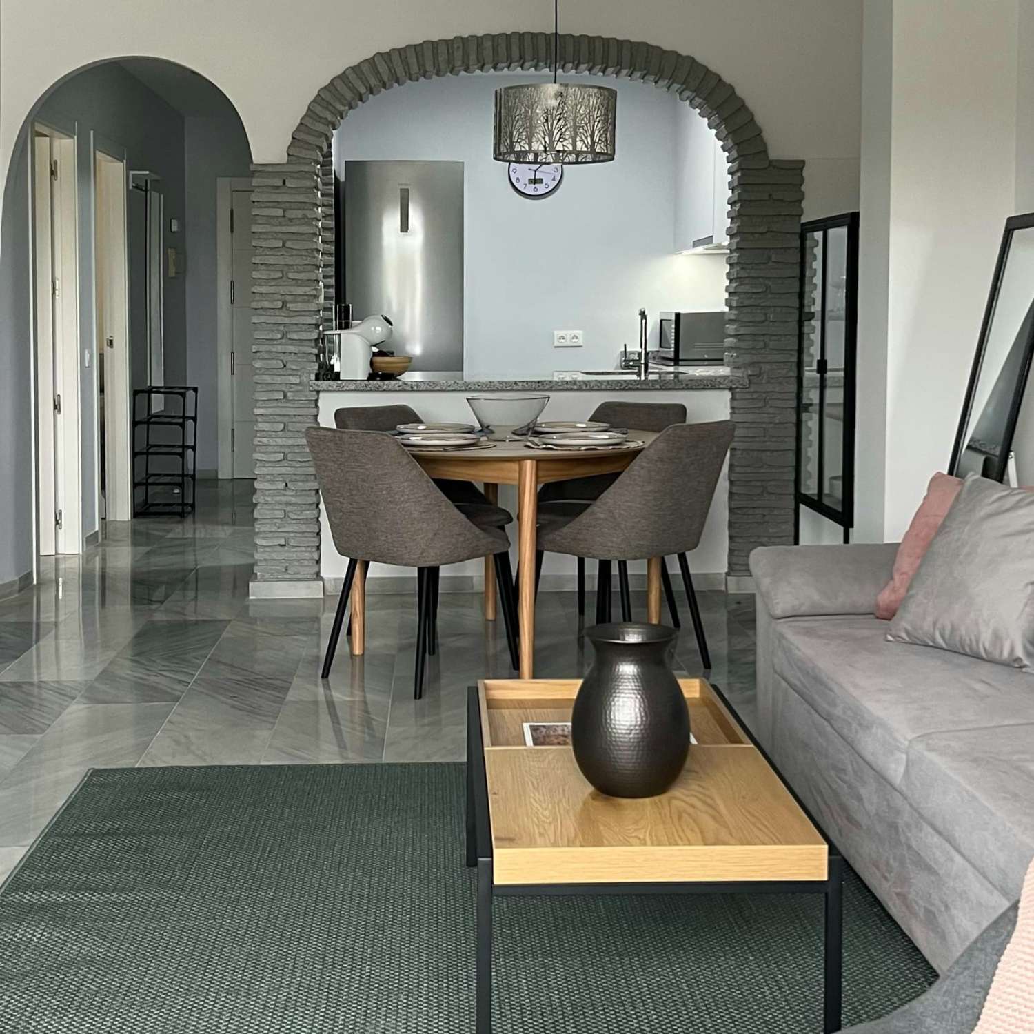 SE ALQUILA POR LARGA TEMPORADA PRECIOSO APARTAMENTO  CON VISTAS AL MAR EN CALAHONDA (MIJAS COSTA)