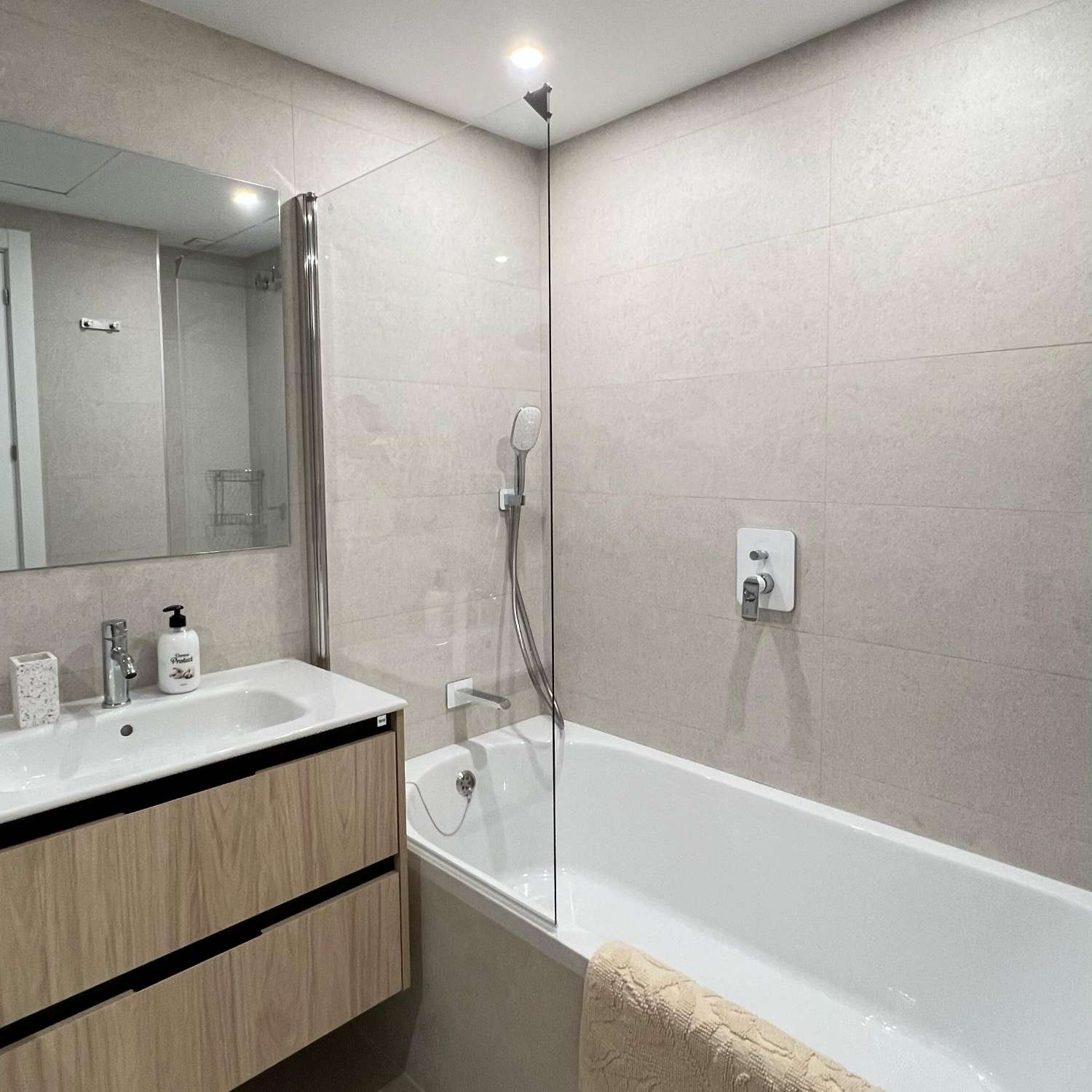 SE ALQUILA POR LARGA TEMPORADA PRECIOSO APARTAMENTO  CON VISTAS AL MAR EN CALAHONDA (MIJAS COSTA)