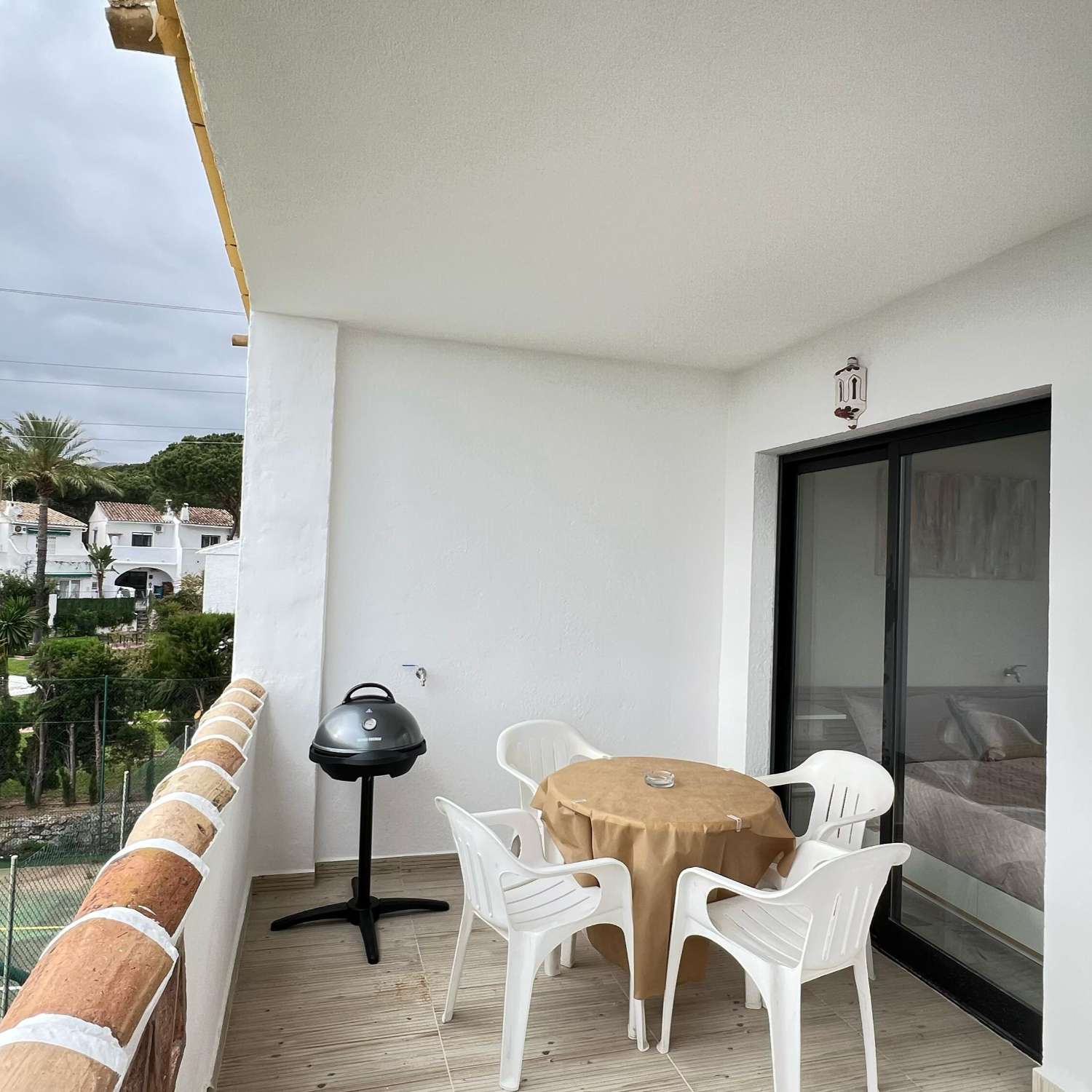 SE ALQUILA POR LARGA TEMPORADA PRECIOSO APARTAMENTO  CON VISTAS AL MAR EN CALAHONDA (MIJAS COSTA)