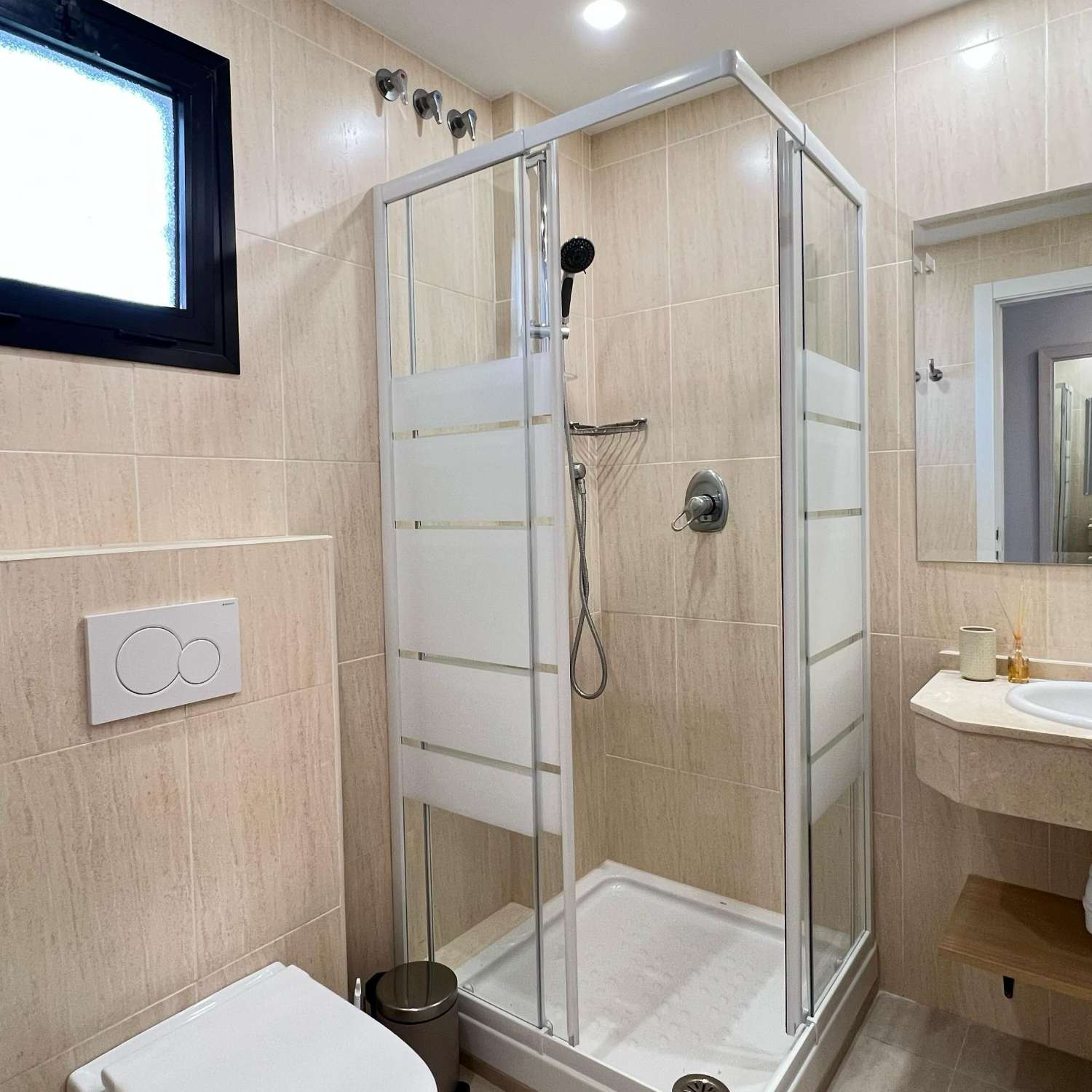 SE ALQUILA POR LARGA TEMPORADA PRECIOSO APARTAMENTO  CON VISTAS AL MAR EN CALAHONDA (MIJAS COSTA)