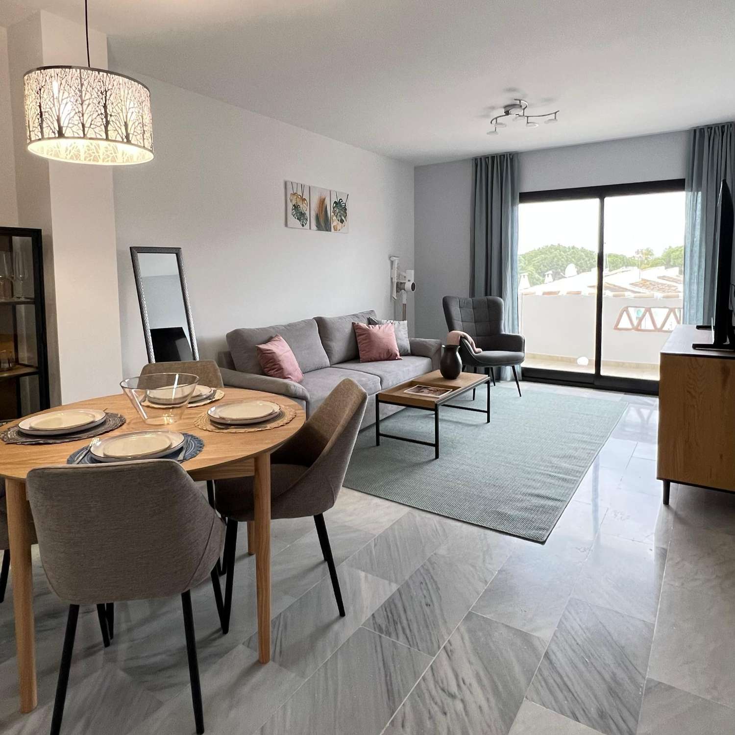 SE ALQUILA POR LARGA TEMPORADA PRECIOSO APARTAMENTO  CON VISTAS AL MAR EN CALAHONDA (MIJAS COSTA)