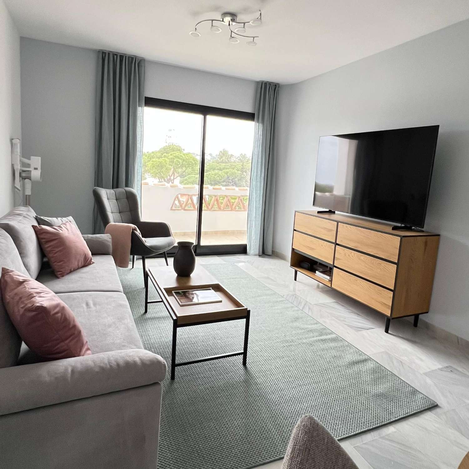 MEDIA TEMPORADA SE ALQUILA DESDE AHORA HASTA 31.5.26 PRECIOSO APARTAMENTO CON VISTAS AL MAR  EN CALAHONDA (MIJAS COSTA)