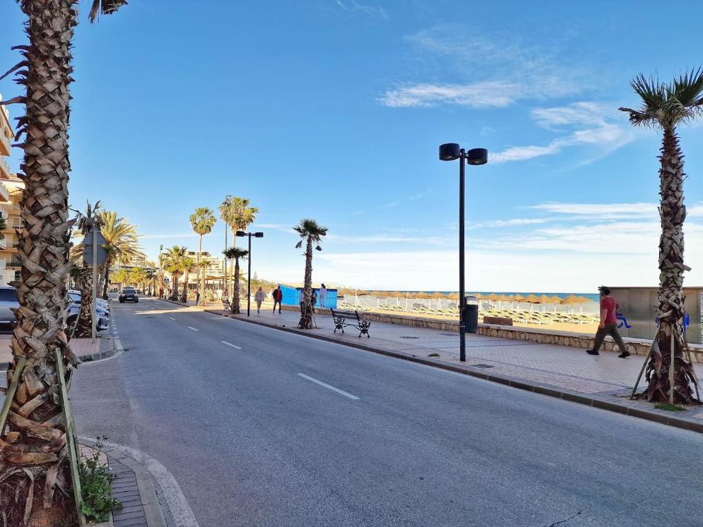 MEDIA TEMPORADA . SE ALQUILA DESDE 15.10.25-15.6.26 PRECIOSO APARTAMENTO  CON VISTAS AL MAR EN 1ª LINEA DE PLAYA (ZONA LAS GAVIOTAS) EN FUENGIROLA