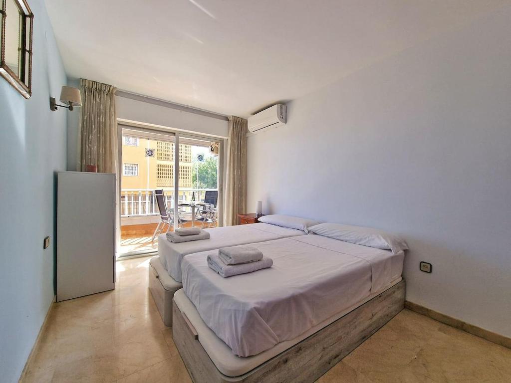 MEDIA TEMPORADA . SE ALQUILA DESDE 15.10.25-15.6.26 PRECIOSO APARTAMENTO  CON VISTAS AL MAR EN 1ª LINEA DE PLAYA (ZONA LAS GAVIOTAS) EN FUENGIROLA