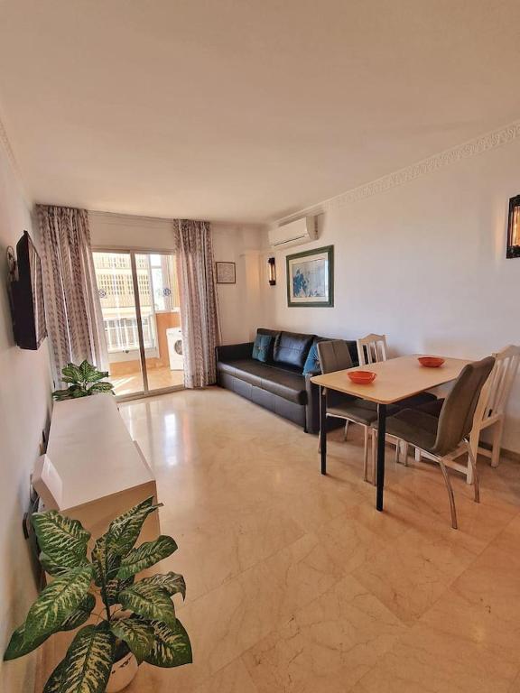 MEDIA TEMPORADA . SE ALQUILA DESDE 15.10.25-15.6.26 PRECIOSO APARTAMENTO  CON VISTAS AL MAR EN 1ª LINEA DE PLAYA (ZONA LAS GAVIOTAS) EN FUENGIROLA