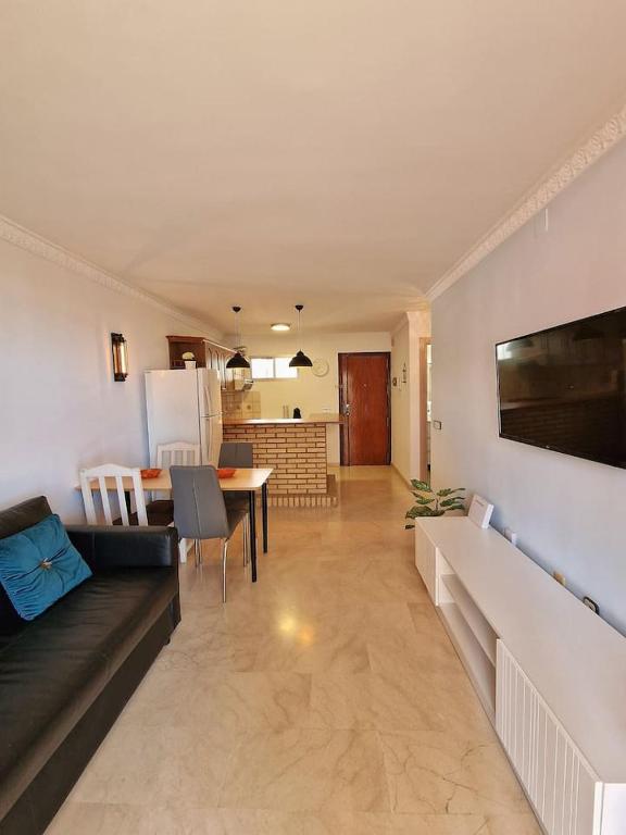 MEDIA TEMPORADA . SE ALQUILA DESDE 15.10.25-15.6.26 PRECIOSO APARTAMENTO  CON VISTAS AL MAR EN 1ª LINEA DE PLAYA (ZONA LAS GAVIOTAS) EN FUENGIROLA