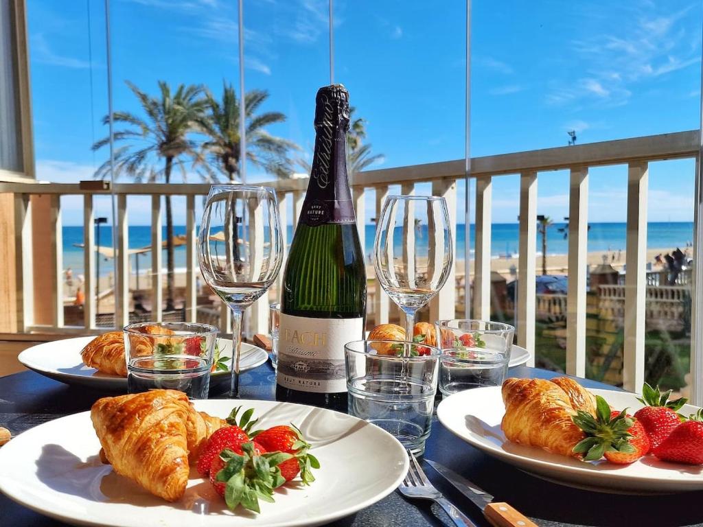 MEDIA TEMPORADA . SE ALQUILA DESDE 15.10.25-15.6.26 PRECIOSO APARTAMENTO  CON VISTAS AL MAR EN 1ª LINEA DE PLAYA (ZONA LAS GAVIOTAS) EN FUENGIROLA