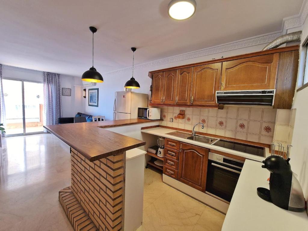 MEDIA TEMPORADA . SE ALQUILA DESDE 15.10.25-15.6.26 PRECIOSO APARTAMENTO  CON VISTAS AL MAR EN 1ª LINEA DE PLAYA (ZONA LAS GAVIOTAS) EN FUENGIROLA