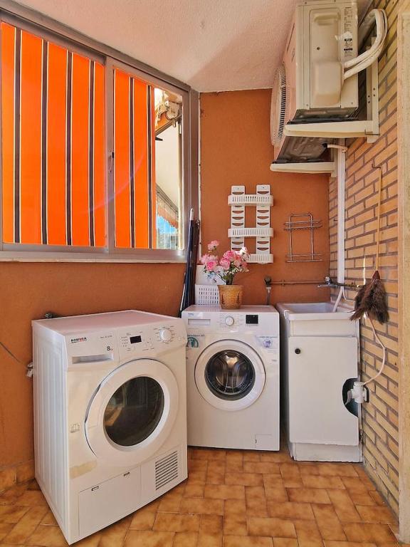 MEDIA TEMPORADA . SE ALQUILA DESDE 15.10.25-15.6.26 PRECIOSO APARTAMENTO  CON VISTAS AL MAR EN 1ª LINEA DE PLAYA (ZONA LAS GAVIOTAS) EN FUENGIROLA