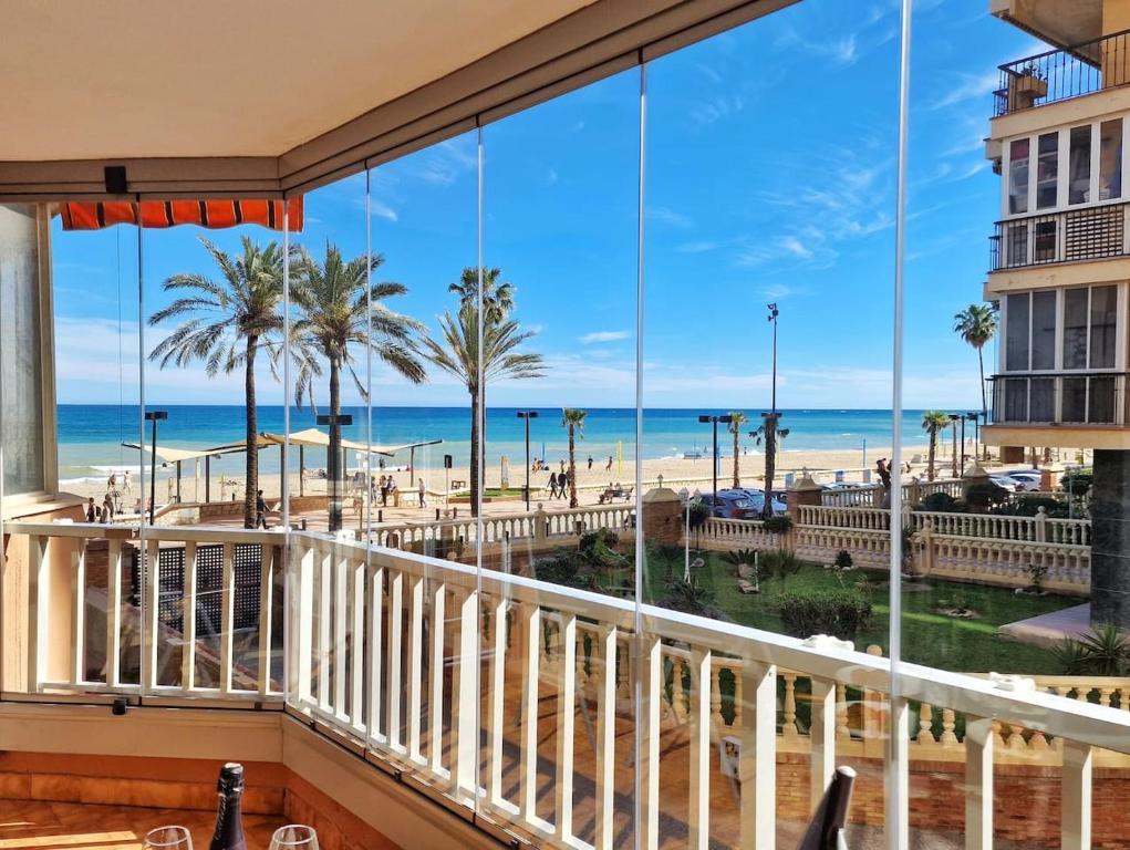 MEDIA TEMPORADA . SE ALQUILA DESDE 15.10.25-15.6.26 PRECIOSO APARTAMENTO  CON VISTAS AL MAR EN 1ª LINEA DE PLAYA (ZONA LAS GAVIOTAS) EN FUENGIROLA