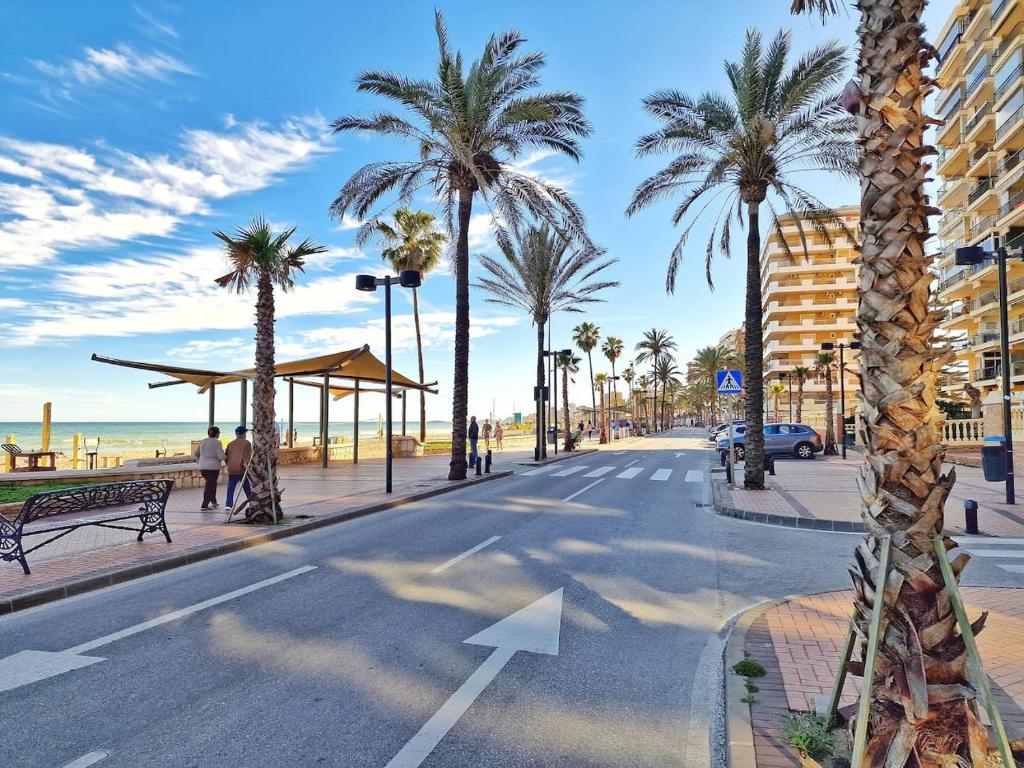 MEDIA TEMPORADA . SE ALQUILA DESDE 15.10.25-15.6.26 PRECIOSO APARTAMENTO  CON VISTAS AL MAR EN 1ª LINEA DE PLAYA (ZONA LAS GAVIOTAS) EN FUENGIROLA