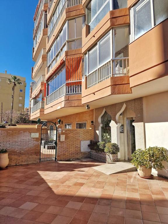 MEDIA TEMPORADA . SE ALQUILA DESDE 15.10.25-15.6.26 PRECIOSO APARTAMENTO  CON VISTAS AL MAR EN 1ª LINEA DE PLAYA (ZONA LAS GAVIOTAS) EN FUENGIROLA