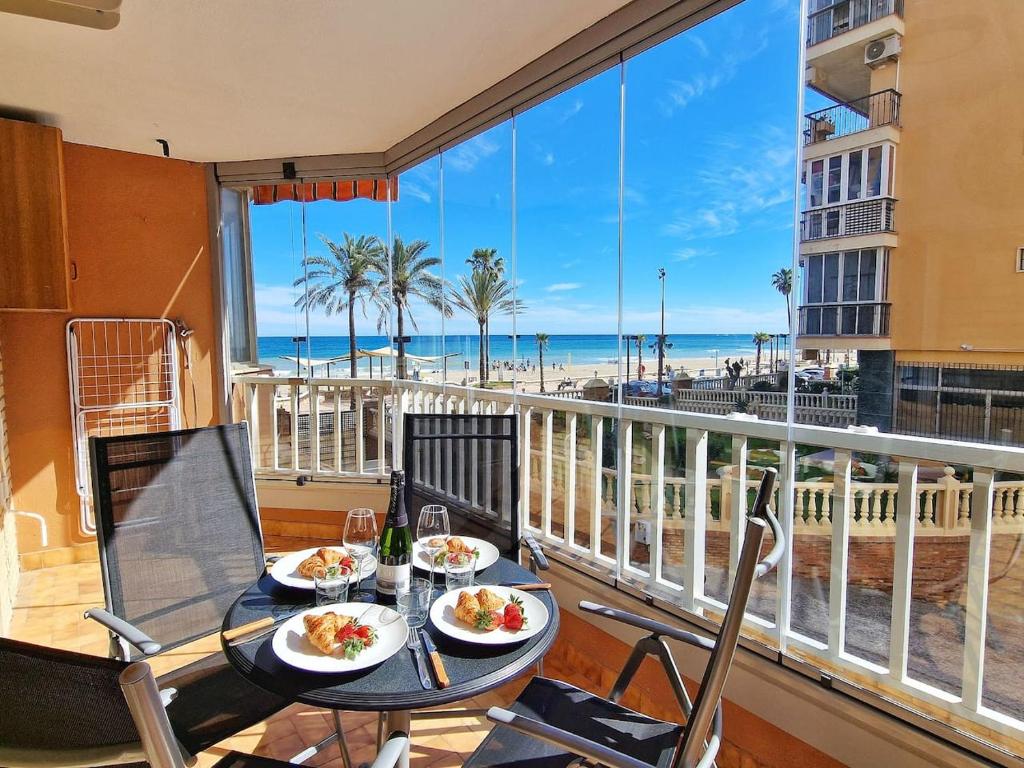 MEDIA TEMPORADA . SE ALQUILA DESDE 15.10.25-15.6.26 PRECIOSO APARTAMENTO  CON VISTAS AL MAR EN 1ª LINEA DE PLAYA (ZONA LAS GAVIOTAS) EN FUENGIROLA