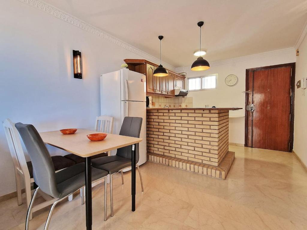 MEDIA TEMPORADA . SE ALQUILA DESDE 15.10.25-15.6.26 PRECIOSO APARTAMENTO  CON VISTAS AL MAR EN 1ª LINEA DE PLAYA (ZONA LAS GAVIOTAS) EN FUENGIROLA