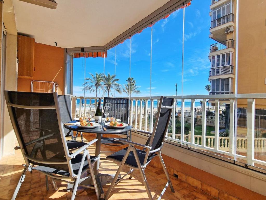 MEDIA TEMPORADA . SE ALQUILA DESDE 15.10.25-15.6.26 PRECIOSO APARTAMENTO  CON VISTAS AL MAR EN 1ª LINEA DE PLAYA (ZONA LAS GAVIOTAS) EN FUENGIROLA