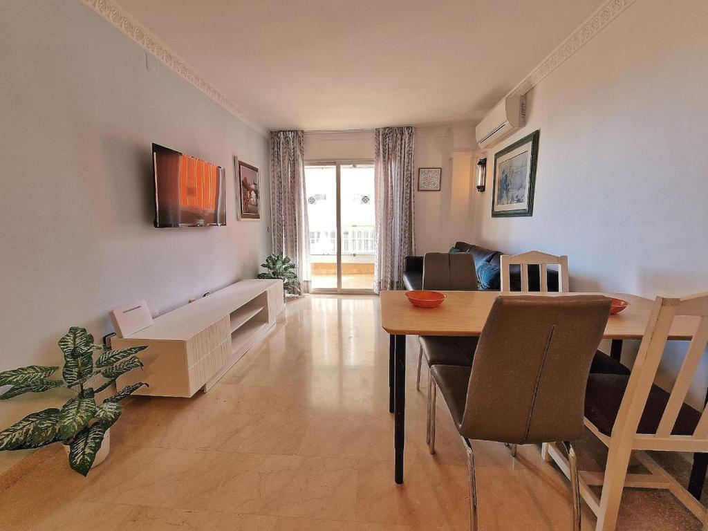 MEDIA TEMPORADA . SE ALQUILA DESDE 15.10.25-15.6.26 PRECIOSO APARTAMENTO  CON VISTAS AL MAR EN 1ª LINEA DE PLAYA (ZONA LAS GAVIOTAS) EN FUENGIROLA