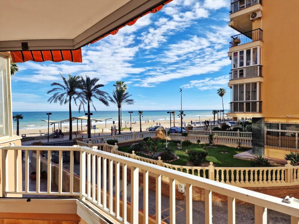 MEDIA TEMPORADA . SE ALQUILA DESDE 15.10.25-15.6.26 PRECIOSO APARTAMENTO  CON VISTAS AL MAR EN 1ª LINEA DE PLAYA (ZONA LAS GAVIOTAS) EN FUENGIROLA