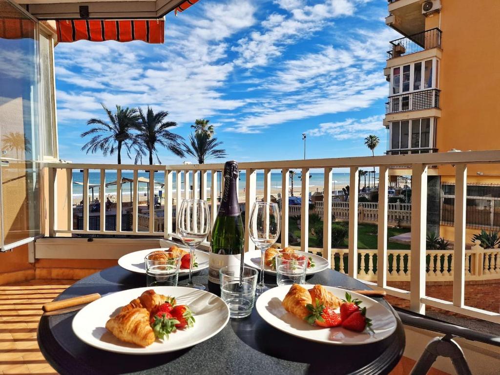 MEDIA TEMPORADA . SE ALQUILA DESDE 15.10.25-15.6.26 PRECIOSO APARTAMENTO  CON VISTAS AL MAR EN 1ª LINEA DE PLAYA (ZONA LAS GAVIOTAS) EN FUENGIROLA