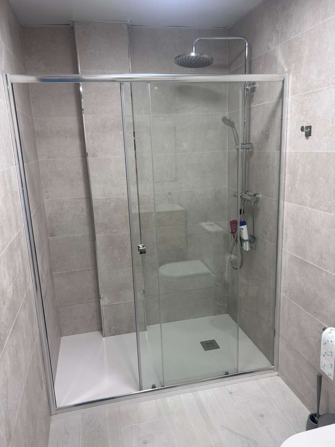 BEL APPARTEMENT AU REZ-DE-CHAUSSÉE À LOUER À FUENGIROLA À LONG TERME