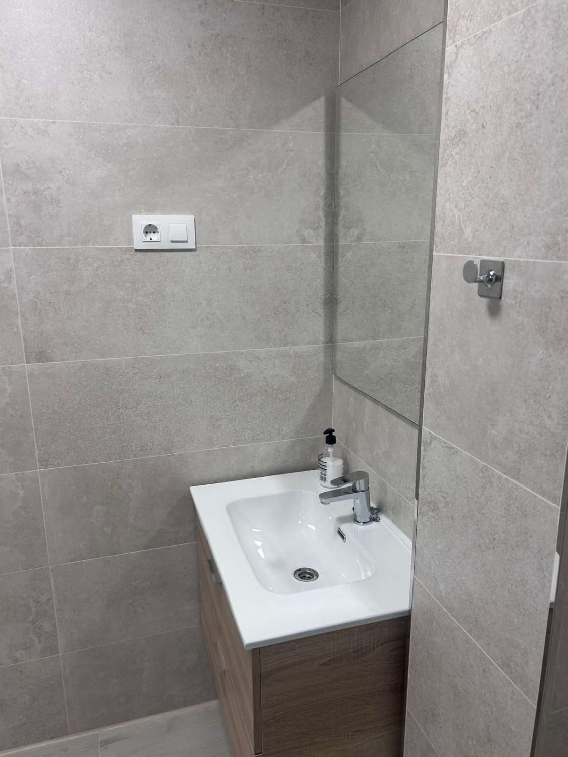BEL APPARTEMENT AU REZ-DE-CHAUSSÉE À LOUER À FUENGIROLA À LONG TERME