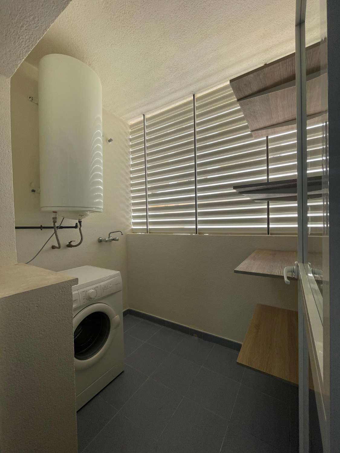 DEMI-SAISON. A LOUER DÈS MAINTENANT JUSQU’AU 30.6.26 BEAU PENTHOUSE PRÈS DE LA PLAGE À BENALMADENA