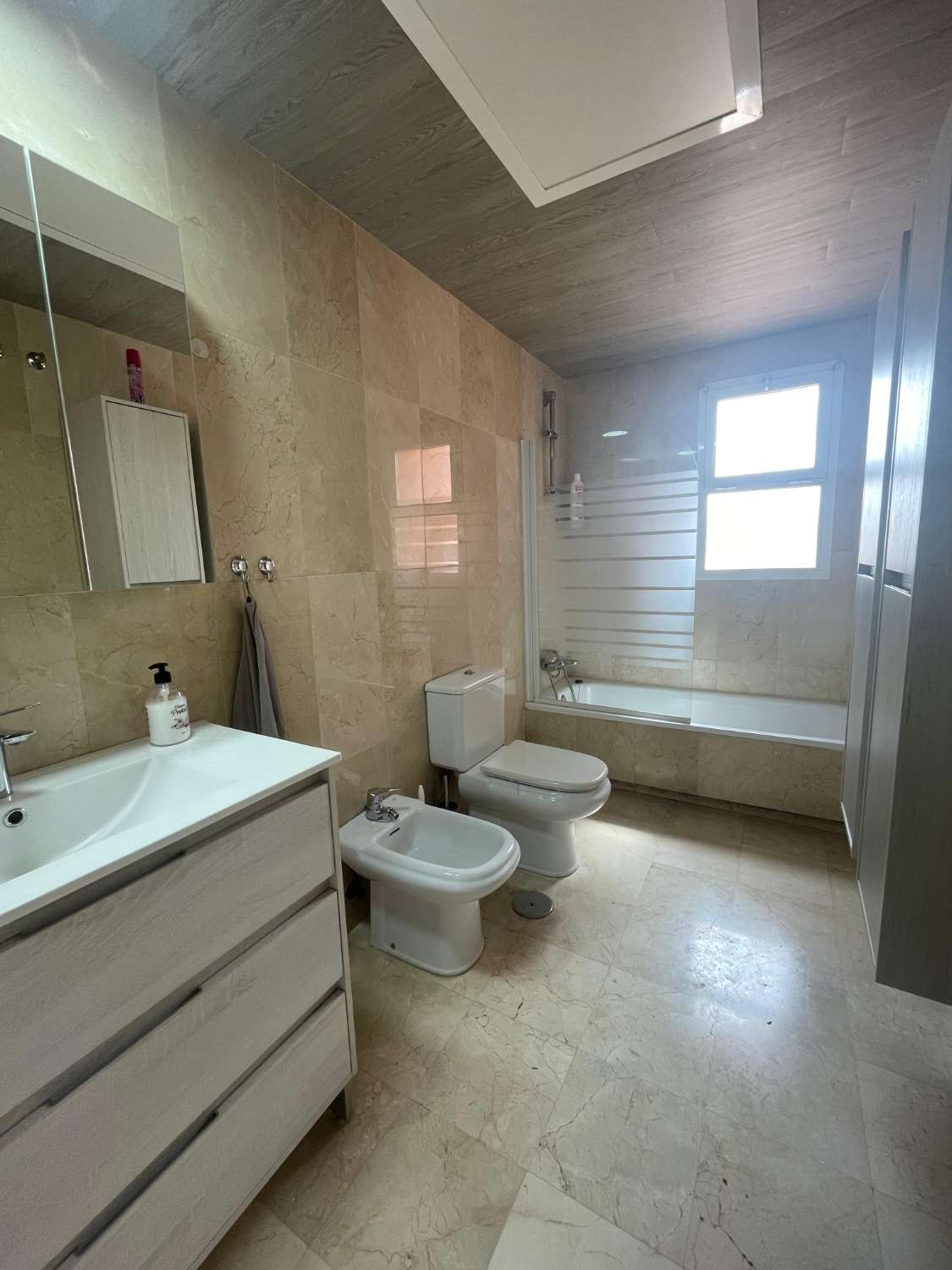DEMI-SAISON. A LOUER DÈS MAINTENANT JUSQU’AU 30.6.26 BEAU PENTHOUSE PRÈS DE LA PLAGE À BENALMADENA