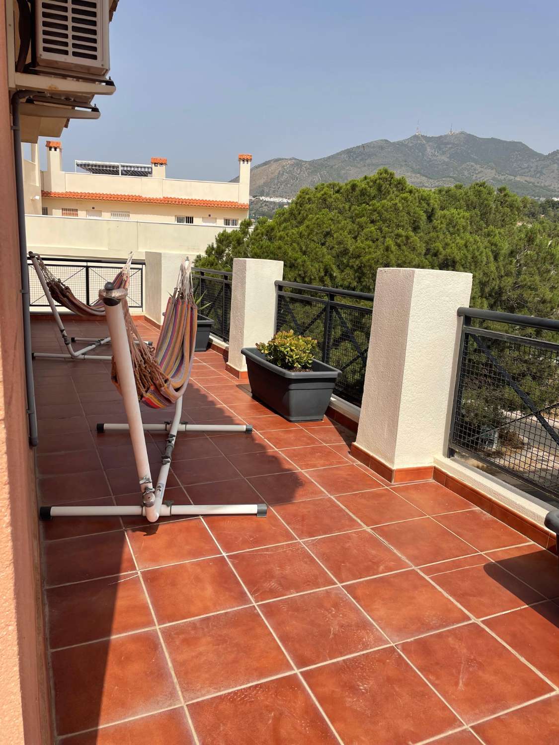 DEMI-SAISON. A LOUER DÈS MAINTENANT JUSQU’AU 30.6.26 BEAU PENTHOUSE PRÈS DE LA PLAGE À BENALMADENA