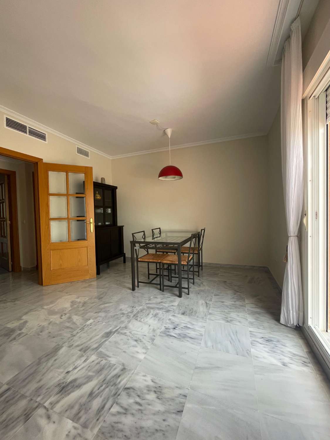 DEMI-SAISON. A LOUER DÈS MAINTENANT JUSQU’AU 30.6.26 BEAU PENTHOUSE PRÈS DE LA PLAGE À BENALMADENA